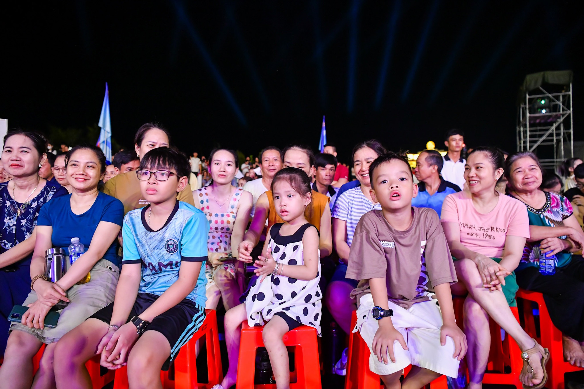 Mặc dù gần 21 giờ tối, chương trình Tổng duyệt mới chính thức diễn ra, nhưng từ sớm đã có rất nhiều khán giả có mặt đợi chờ.