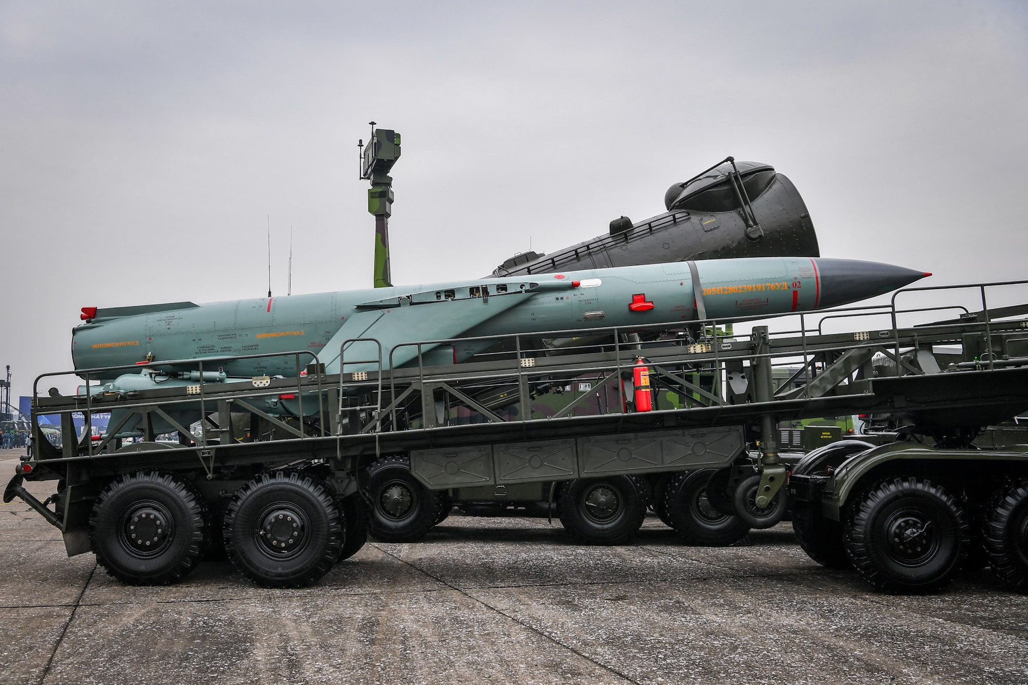 Tổ hợp có thể mang tên lửa chiều dài 9,8m và khối lượng trên 4 tấn. Bệ phóng tự hành СПУ-35БЭ có tổng khối lượng 21 tấn, dài 13,75m; rộng 2,86m và cao 3,63m. Độ cao đặt bệ phóng là 1.000m so với mực nước biển.