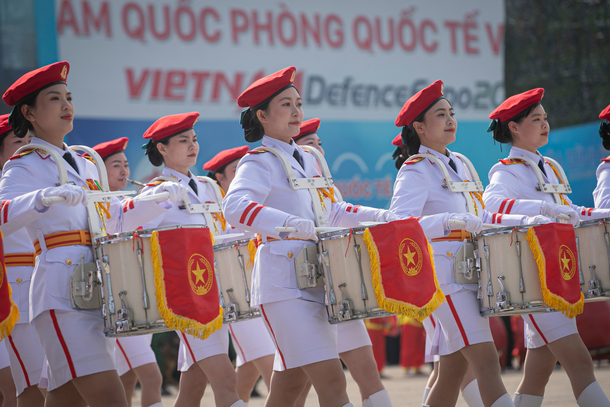 Hình ảnh nữ quân nhân khối Quân nhạc tại Triển lãm Quốc phòng quốc tế Việt Nam 2024 gây ấn tượng mạnh với khán giả.