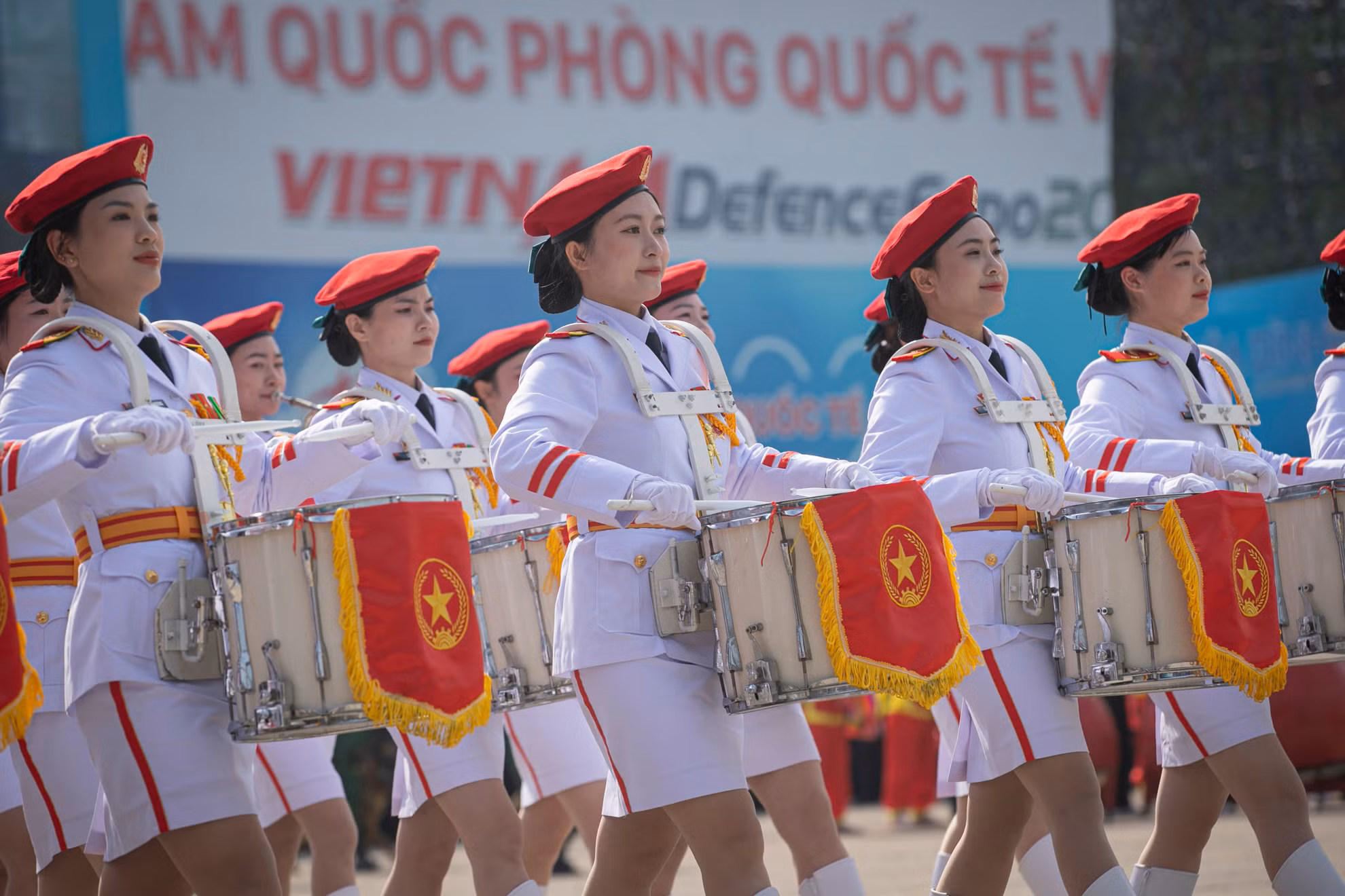 Hình ảnh nữ quân nhân khối Quân nhạc tại Triển lãm Quốc phòng quốc tế Việt Nam 2024 gây ấn tượng mạnh với khán giả.