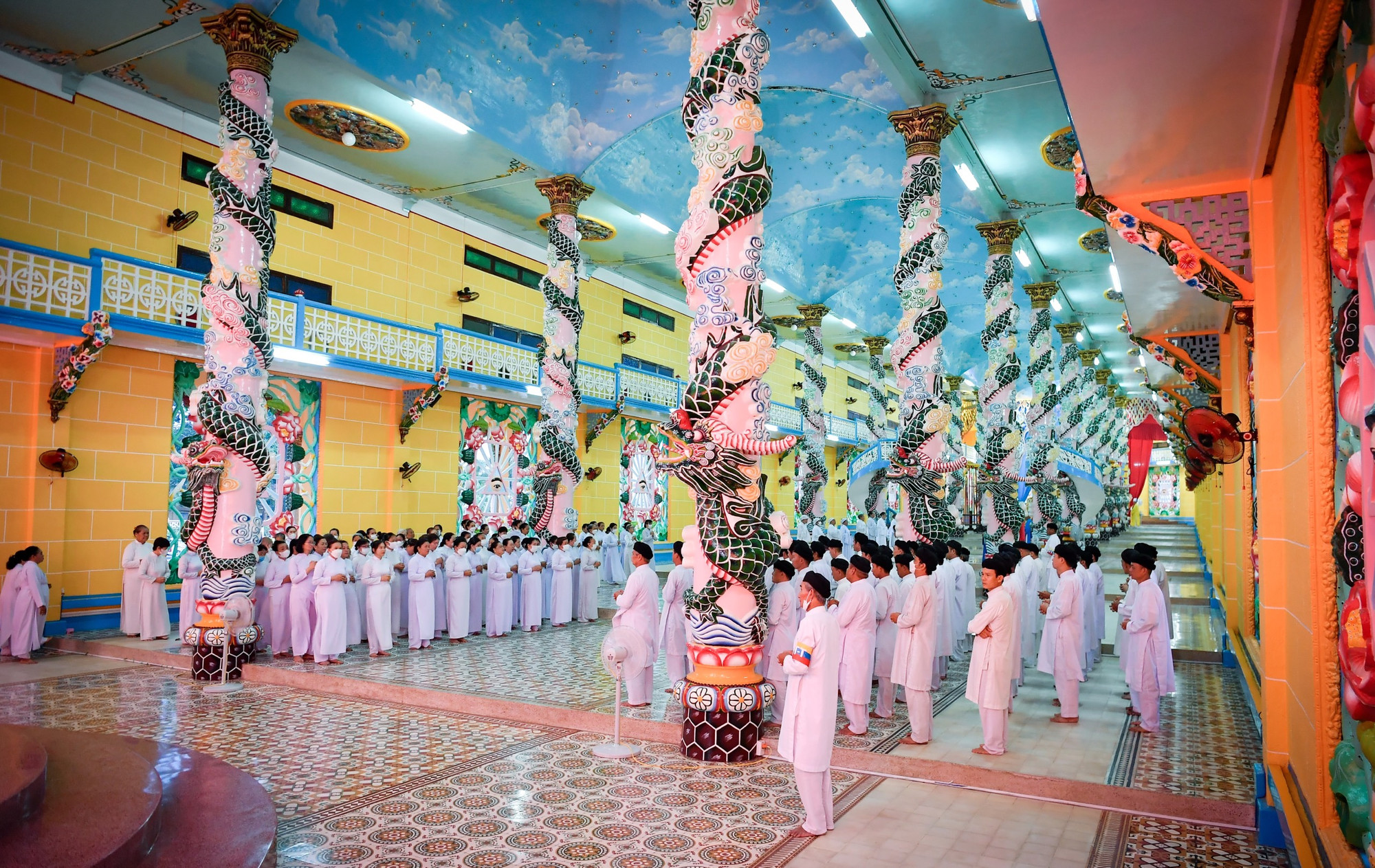 Cửu trùng đài (Chính điện) là nơi thu hút du khách nhất trong Tòa Thánh. Khoảng không gian dài 81m, rộng 27m, được phân chia với các không gian khác trong Chính điện bằng 18 cột trụ chia làm hai bên, được chạm khắc, trang trí hình rồng tinh xảo. Cửu trùng đài (Chính điện) là nơi thu hút du khách nhất trong Tòa Thánh. Khoảng không gian dài 81m, rộng 27m, được phân chia với các không gian khác trong Chính điện bằng 18 cột trụ chia làm hai bên, được chạm khắc, trang trí hình rồng tinh xảo.