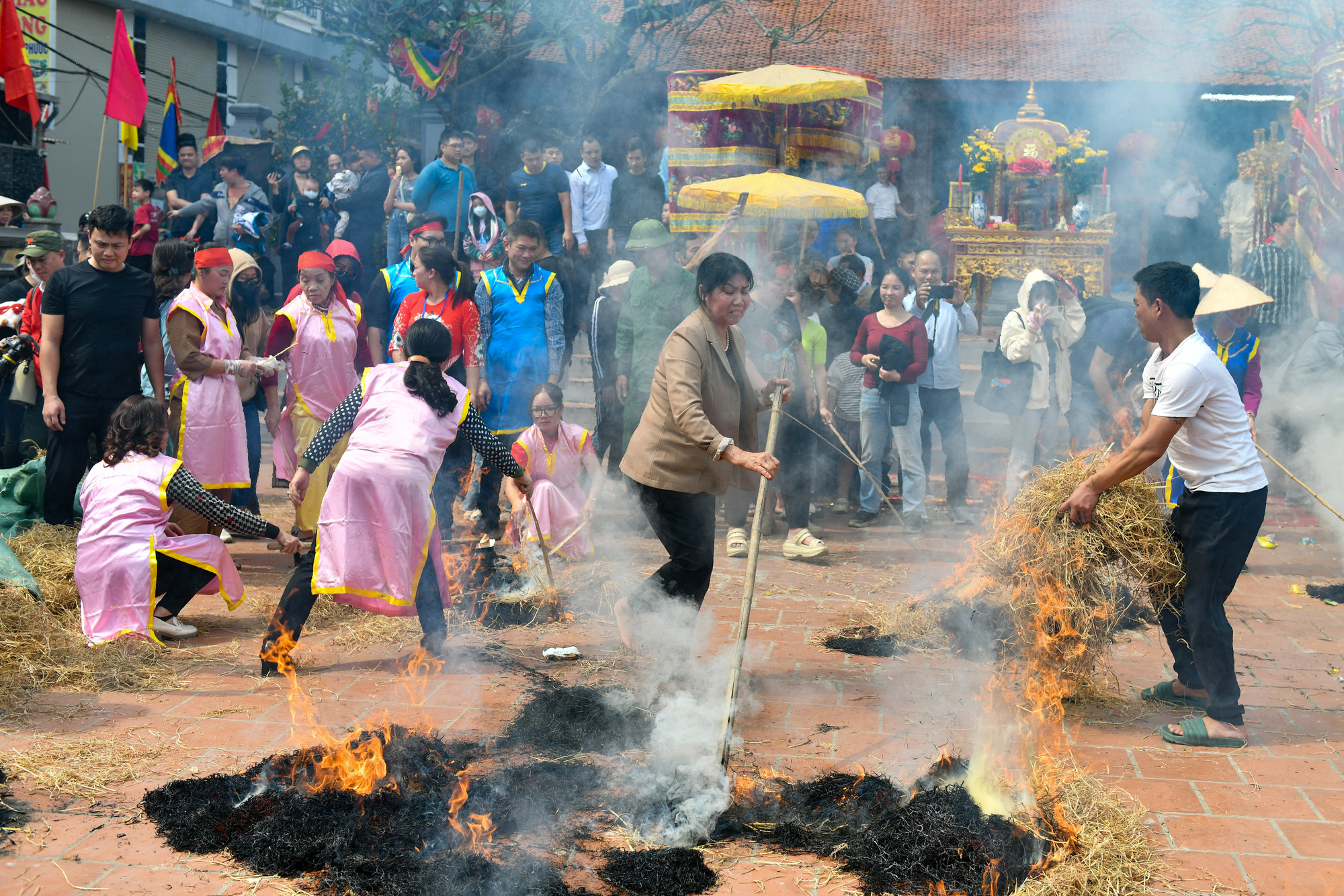 Không khí sôi động tại hội thi kéo lửa thổi cơm tại Thị Cấm.