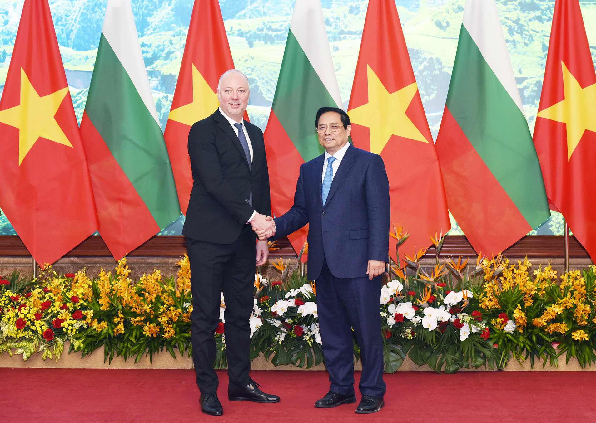 Thủ tướng Phạm Minh Chính và Chủ tịch Quốc hội Bulgaria Rossen Dimitrov Jeliazkov. Thủ tướng Phạm Minh Chính và Chủ tịch Quốc hội Bulgaria Rossen Dimitrov Jeliazkov.
