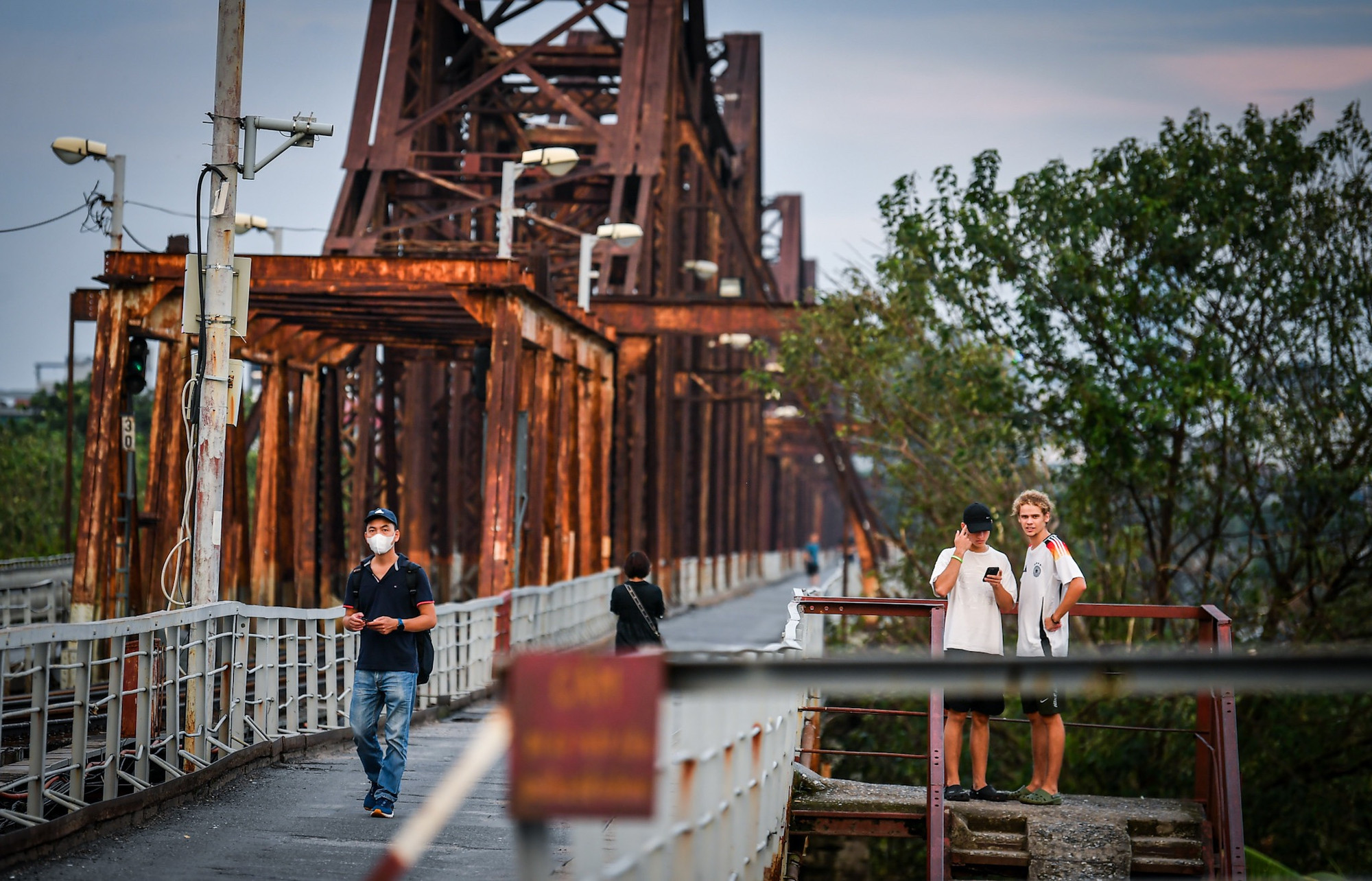 [Ảnh] Bất chấp lệnh cấm, người dân vẫn lên cầu Long Biên... dạo mát ảnh 12