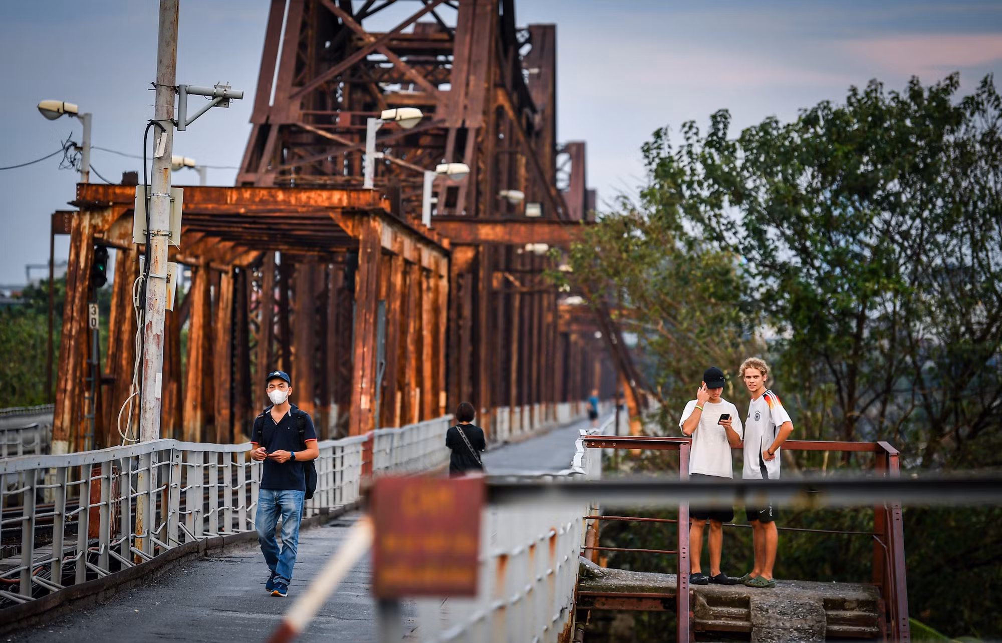 [Ảnh] Bất chấp lệnh cấm, người dân vẫn lên cầu Long Biên... dạo mát ảnh 12