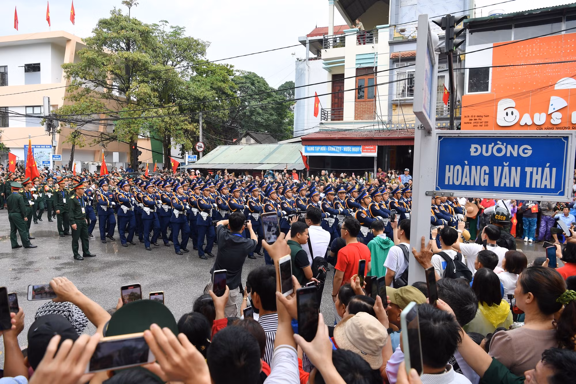 Sau khi kết thúc phần diễu binh, diễu hành tại sân vận động tỉnh Điện Biên, các lực lượng quân đội, dân quân tự vệ và công an, các ban ngành, đoàn thể xã hội... qua các tuyến phố chính.