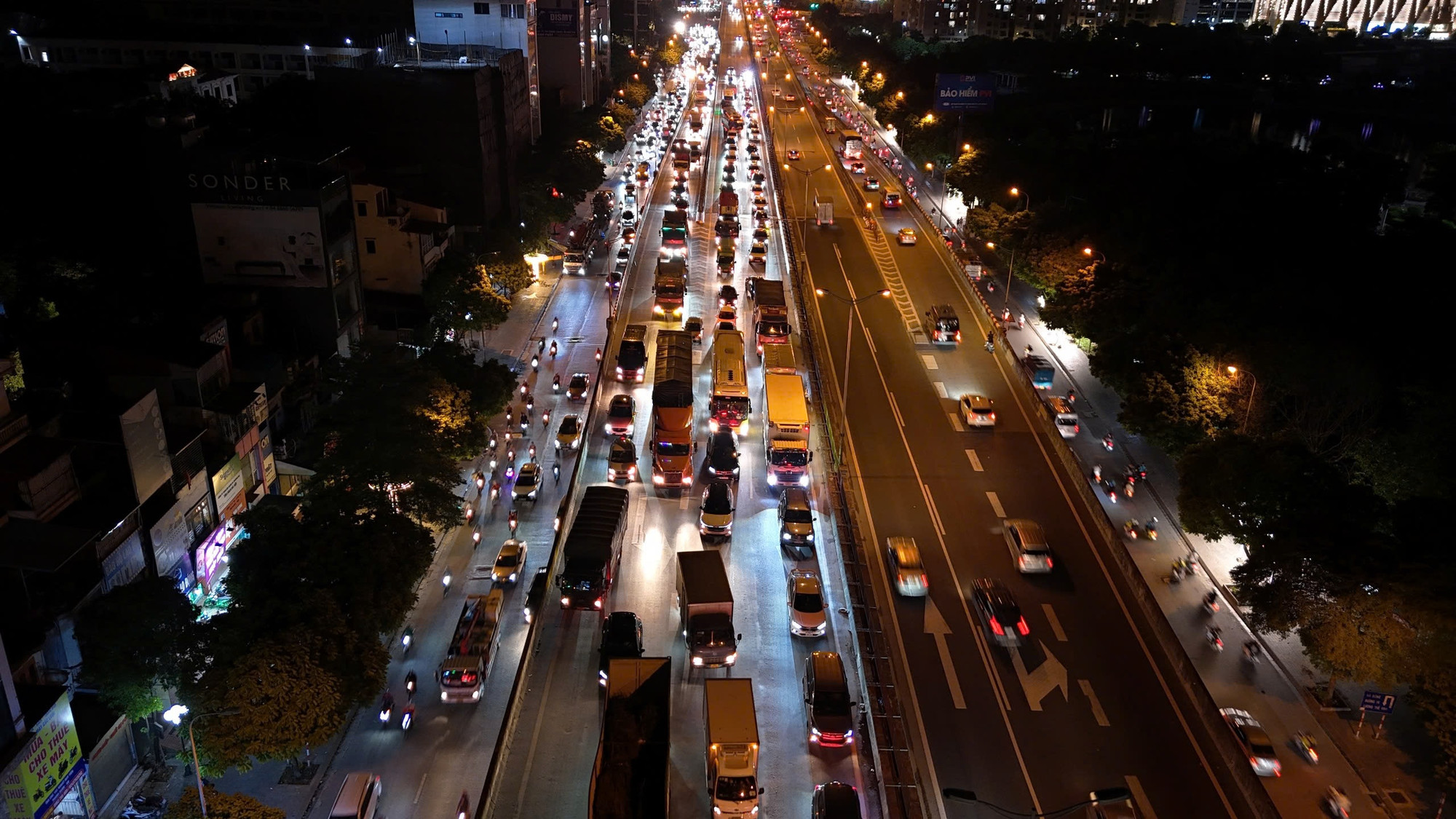 Khác với cảnh thông thoáng cuối giờ chiều, con đường hướng ra cửa ngõ phía Nam thành phố hiện ken đầy xe ô-tô. Khác với cảnh thông thoáng cuối giờ chiều, con đường hướng ra cửa ngõ phía Nam thành phố hiện ken đầy xe ô-tô.