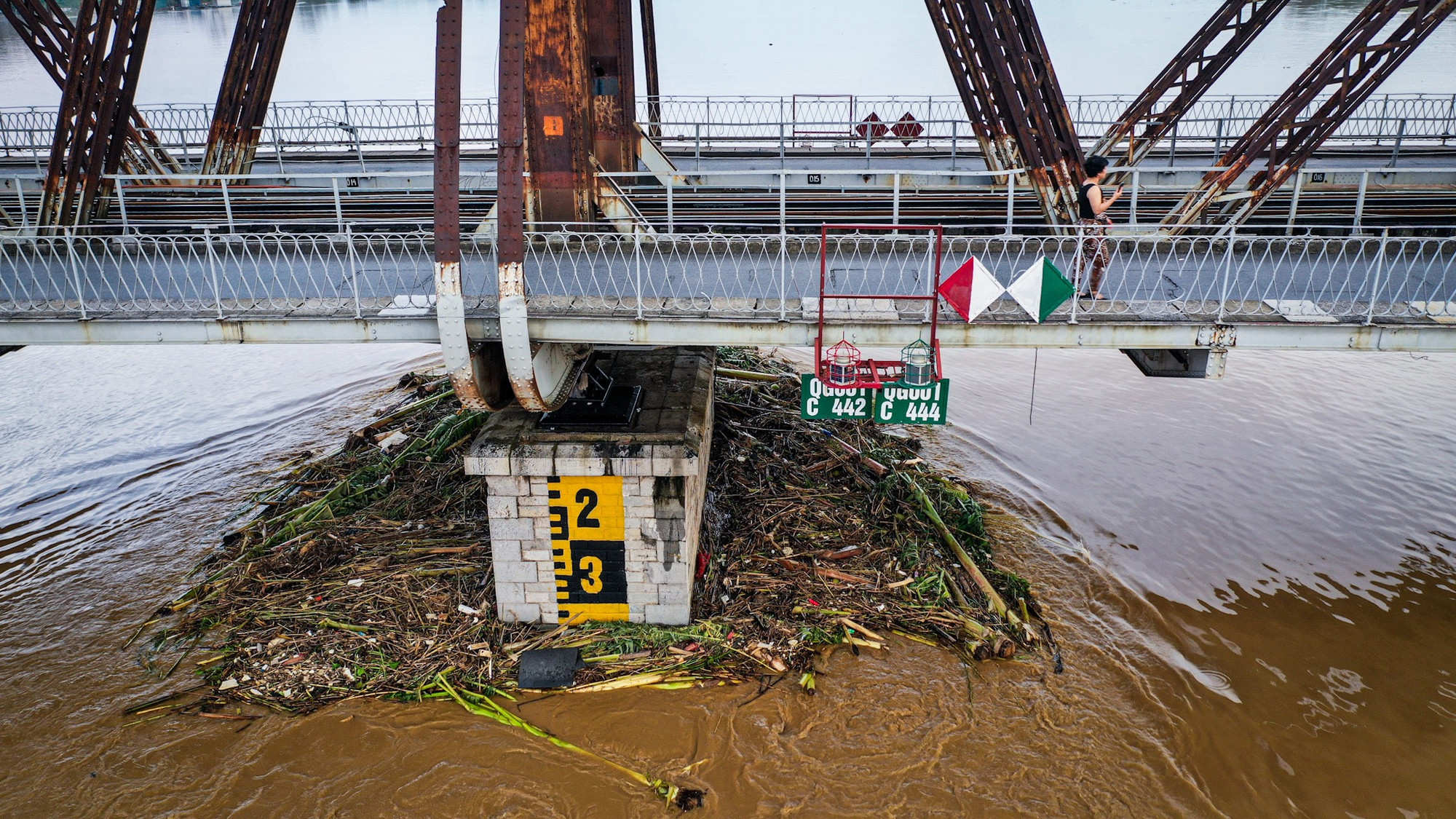 [Ảnh] Bất chấp lệnh cấm, người dân vẫn lên cầu Long Biên... dạo mát ảnh 18