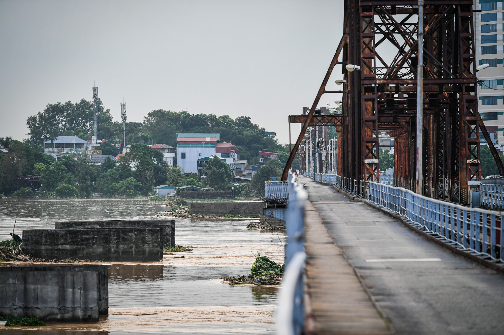 [Ảnh] Bất chấp lệnh cấm, người dân vẫn lên cầu Long Biên... dạo mát ảnh 3