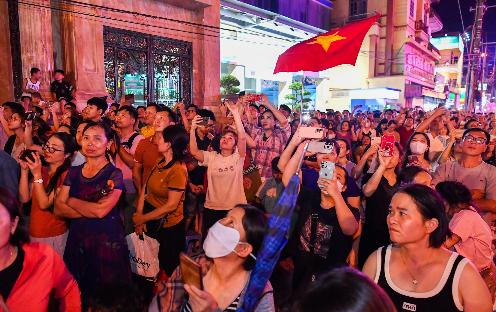 Người dân thành phố Điện Biên Phủ hào hứng với màn biểu diễn Drone.