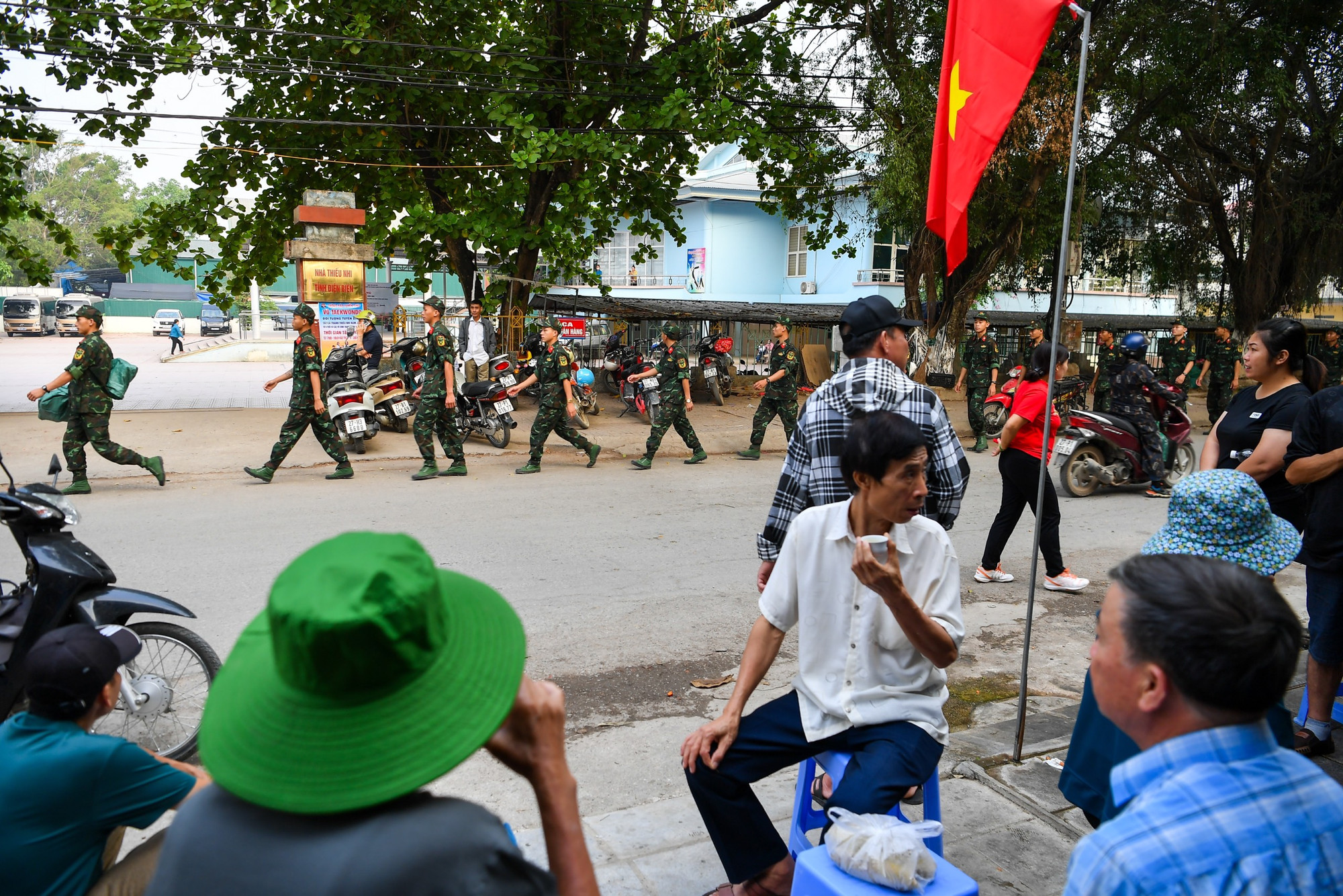 Người dân thành phố Điện Biên Phủ háo hức trước giờ Tổng duyệt.