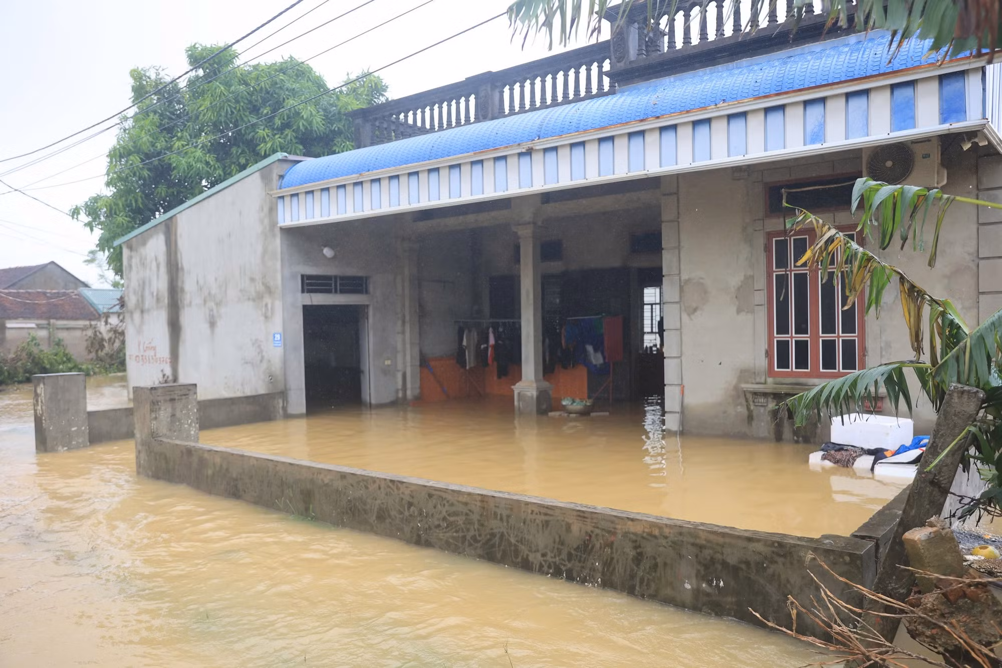 Nước gần vượt qua tường bao... Nước gần vượt qua tường bao...