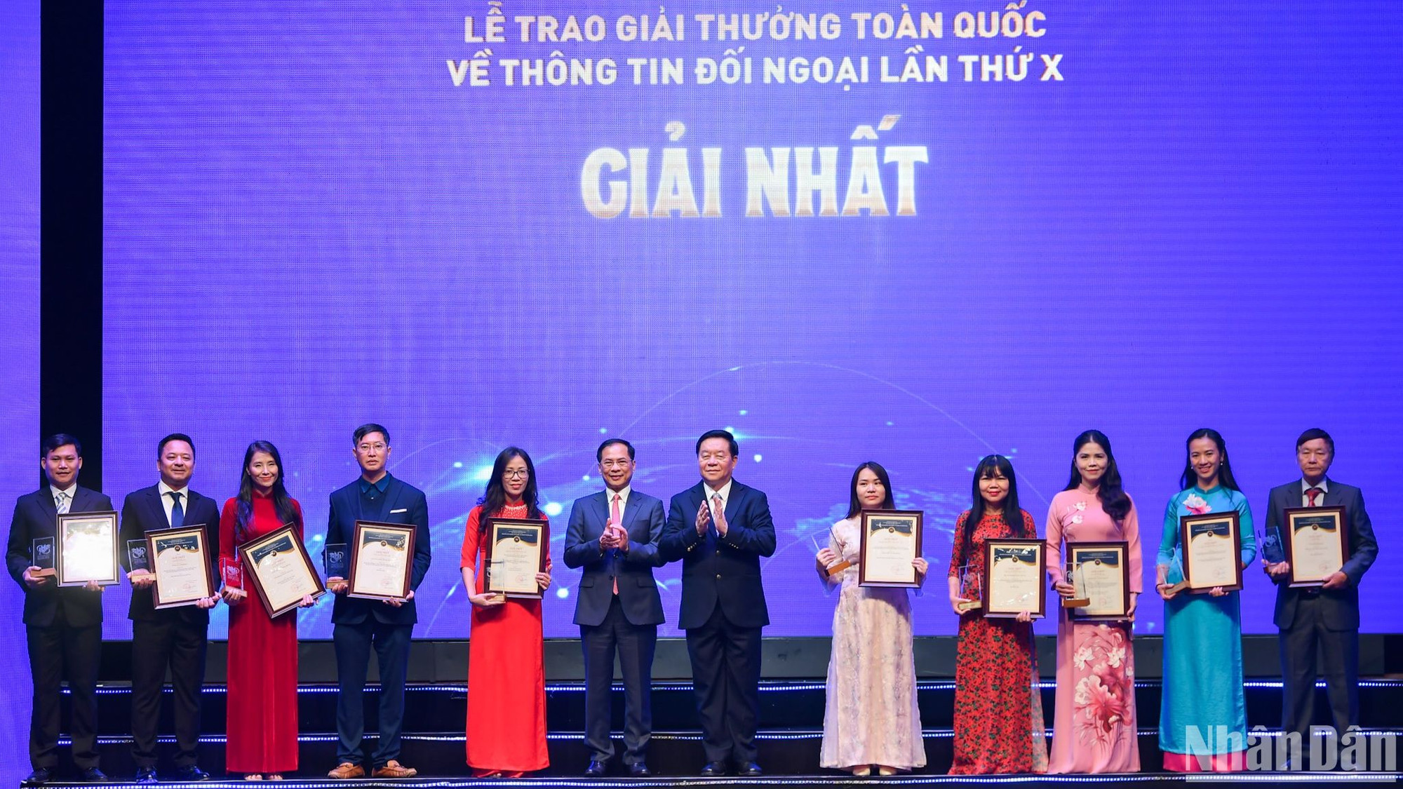 Đồng chí Nguyễn Trọng Nghĩa, Ủy viên Bộ Chính trị, Bí thư Trung ương Đảng, Trưởng Ban Tuyên giáo Trung ương, Trưởng Ban Chỉ đạo Công tác thông tin đối ngoại; đồng chí Bùi Thanh Sơn, Ủy viên Trung ương Đảng, Phó Thủ tướng Chính phủ, Bộ trưởng Ngoại giao trao giải Nhất cho các tác giả/nhóm tác giả đoạt giải.