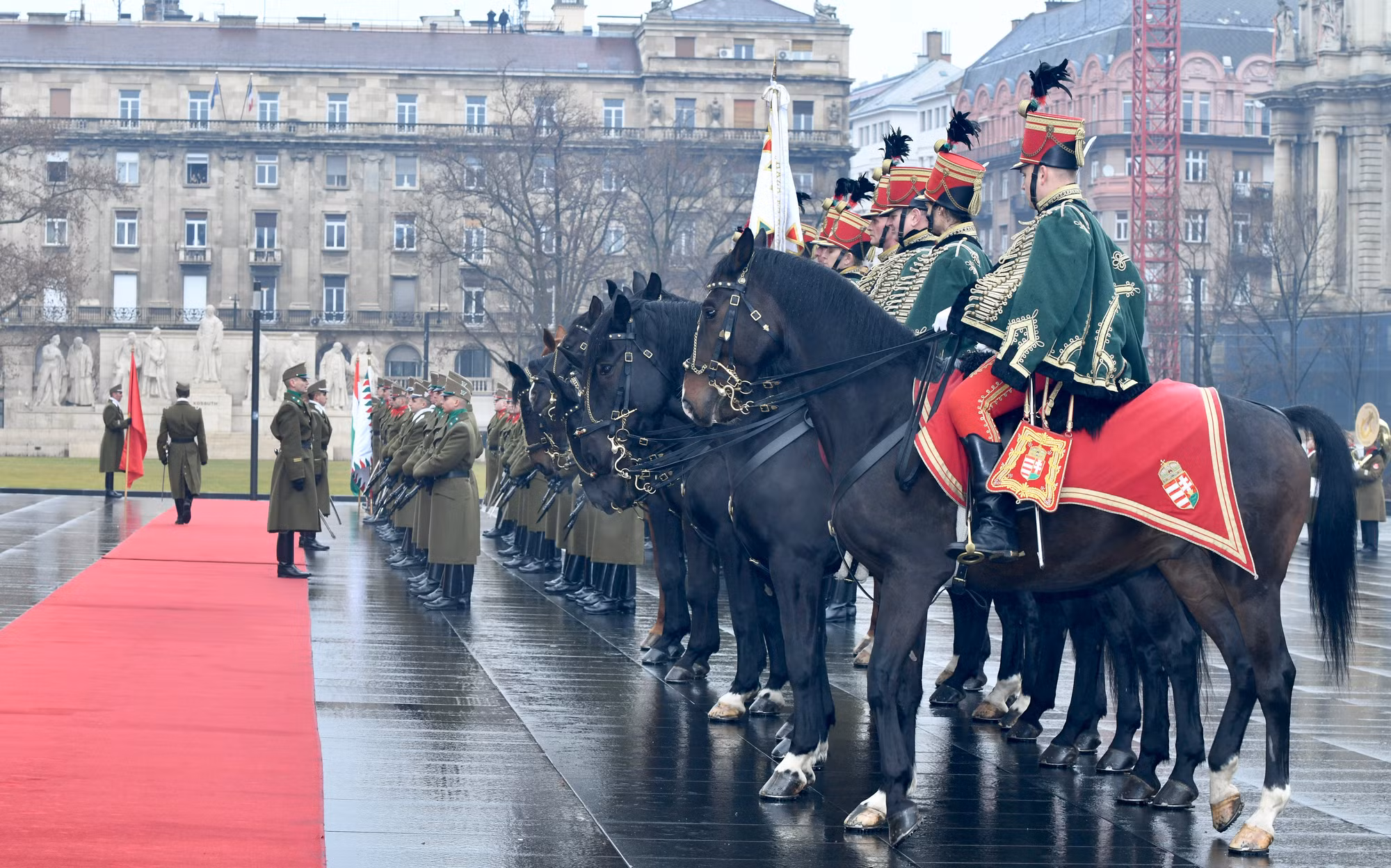 [Ảnh] Lễ đón Thủ tướng Phạm Minh Chính thăm chính thức Hungary ảnh 1