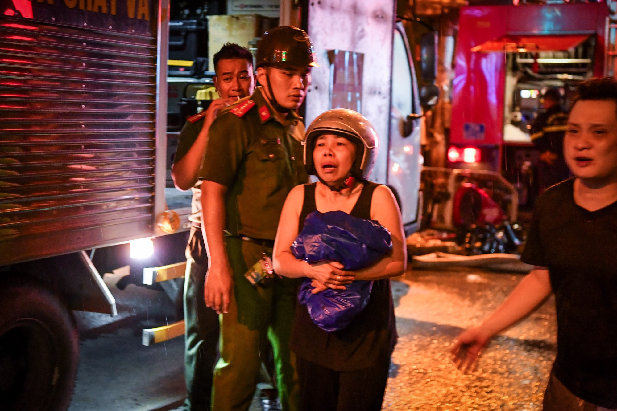 Thân nhân các nạn nhân thất thần... Thân nhân các nạn nhân thất thần...