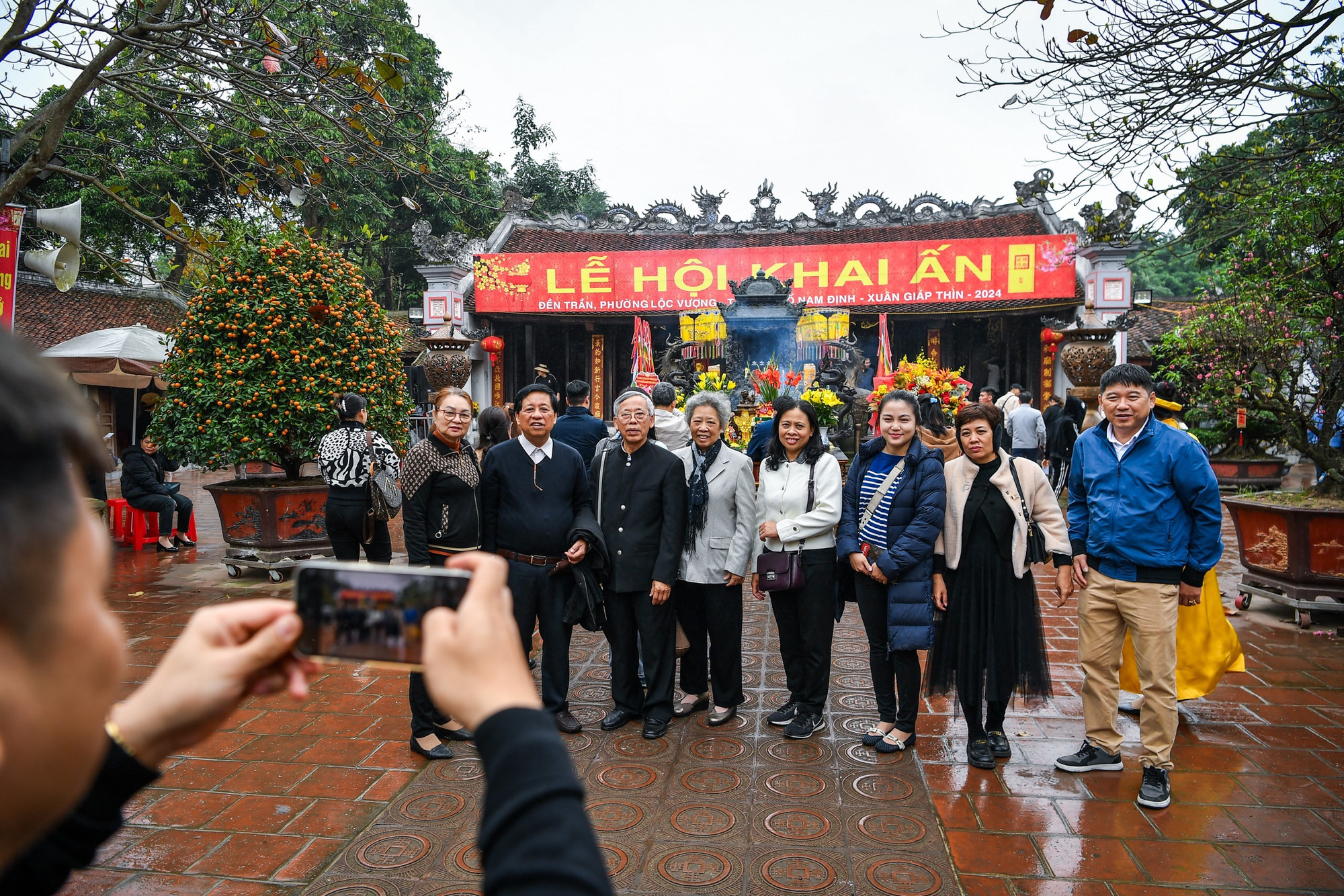 Du khách chụp ảnh kỷ niệm tại lễ khai ấn đền Trần.