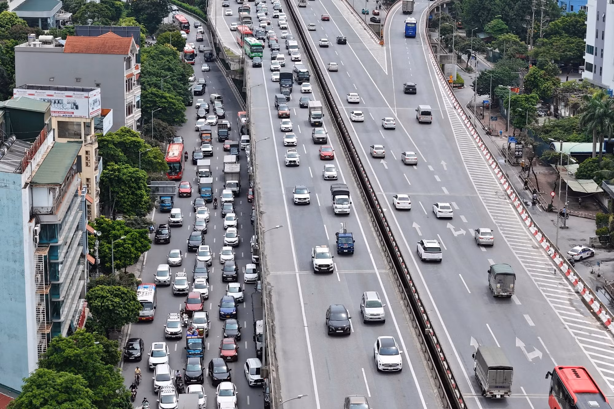 Theo ghi nhận của nhóm phóng viên, chiều 3/9, dòng phương tiện trở lại Hà Nội sau kỳ nghỉ lễ kéo dài đã bắt đầu đông đúc. Trong ảnh, cửa ngõ phía nam dẫn vào Thủ đô lúc 14 giờ 30 phút đã xuất hiện hiện tượng ùn tắc.