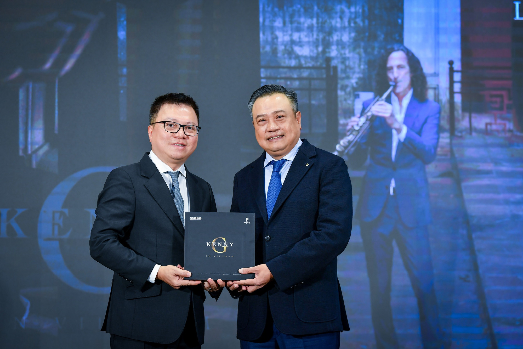 Ông Lê Quốc Minh trao tặng MV “Going Home” cho lãnh đạo thành phố Hà Nội.