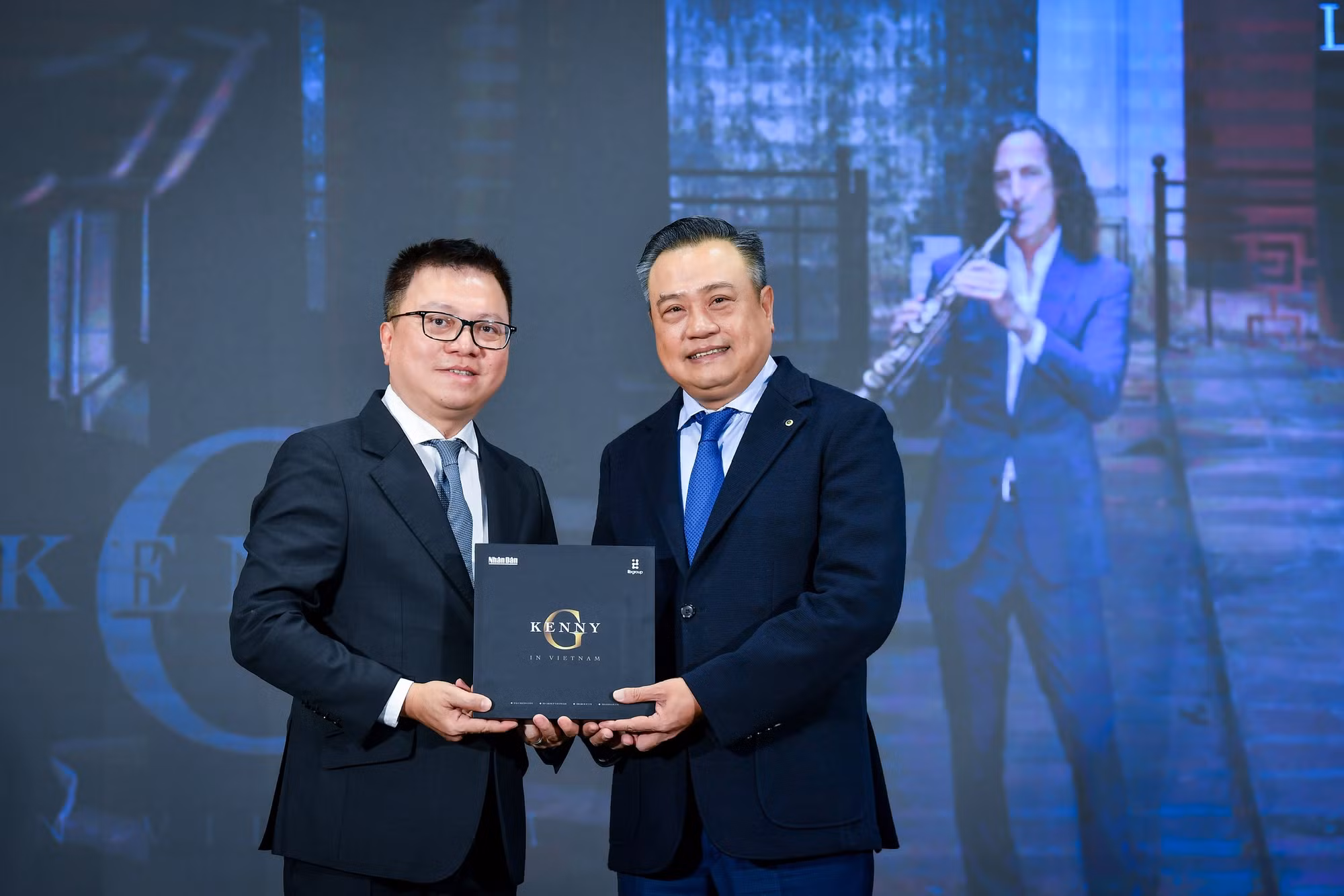 Ông Lê Quốc Minh trao tặng MV “Going Home” cho lãnh đạo thành phố Hà Nội.