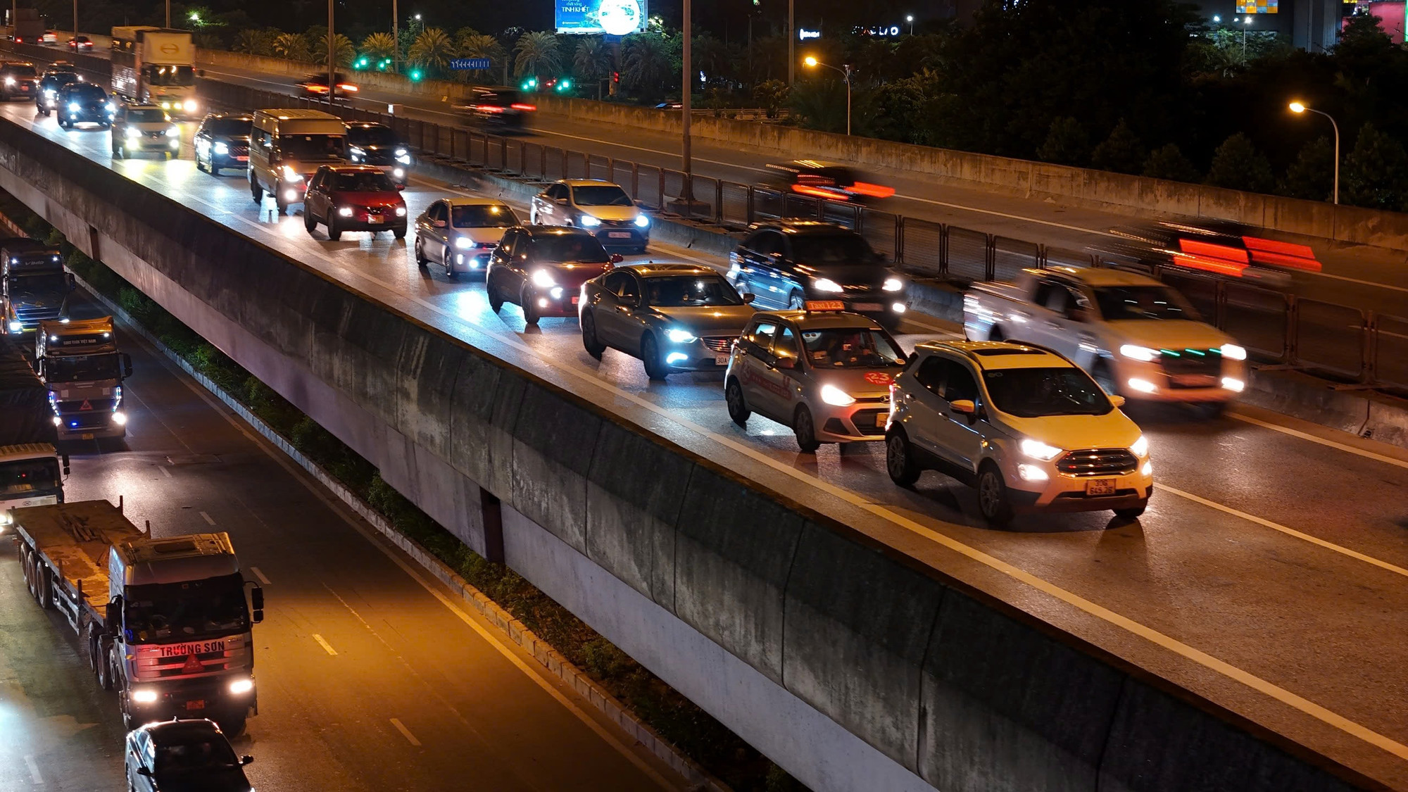 Trong khi đó, phần đường Nghiêm Xuân Yên phía dưới cũng không kém phần đông đúc. Trong khi đó, phần đường Nghiêm Xuân Yên phía dưới cũng không kém phần đông đúc.