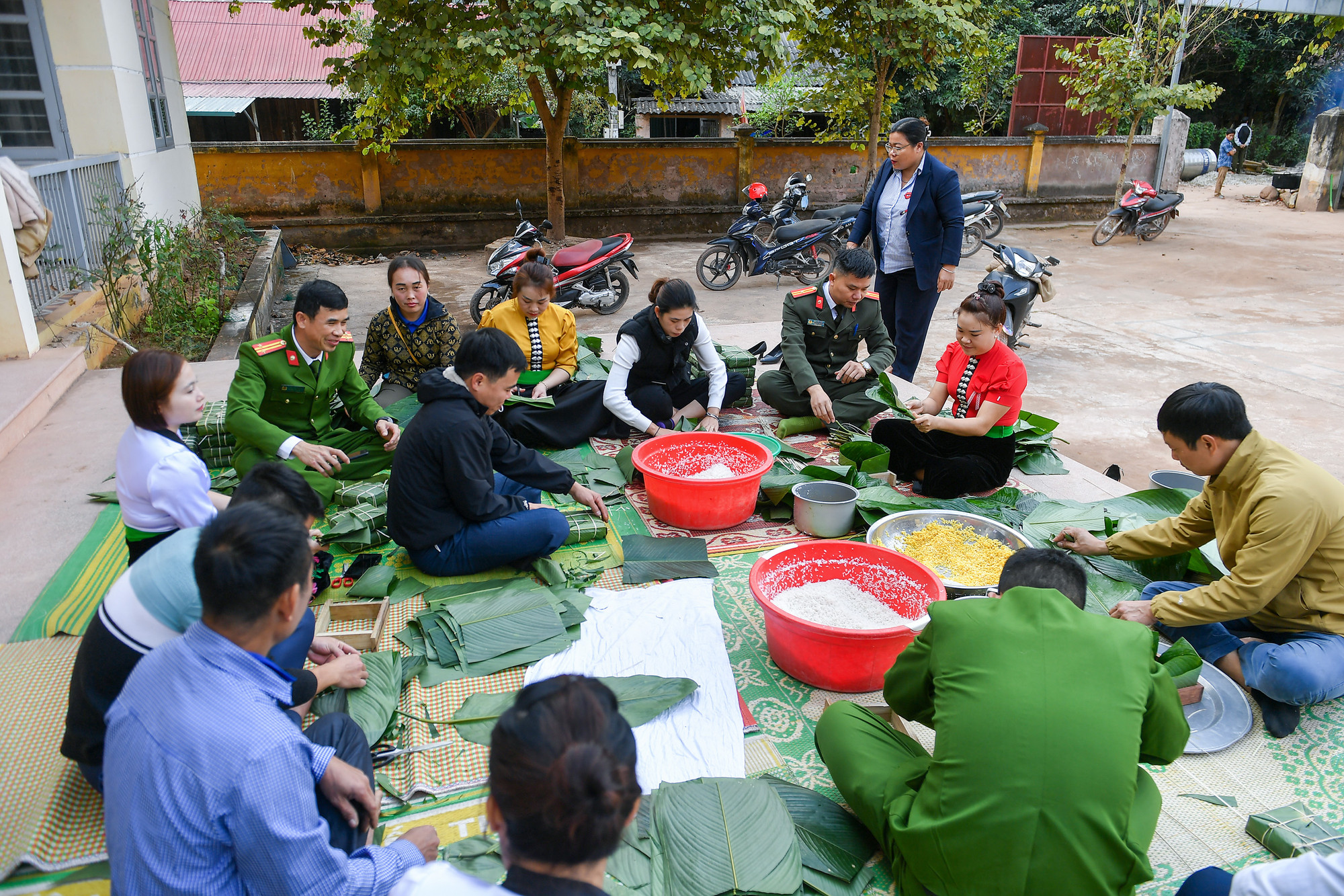 Điểm gói bánh chưng xanh tại bản Nà Khoa, xã Nà Khoa sáng 31/1.