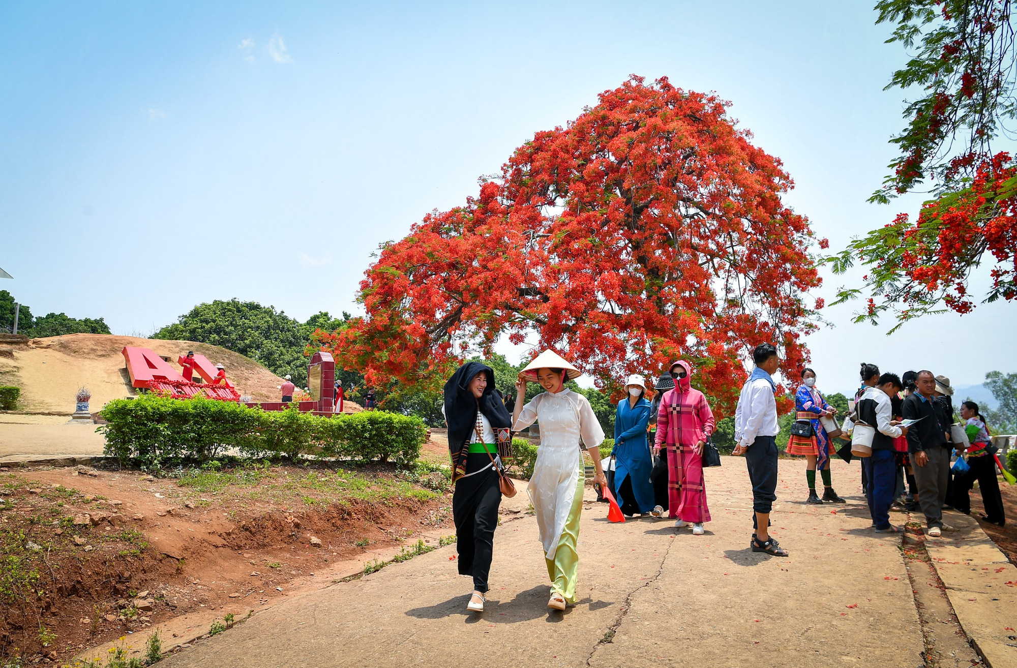 Niềm vui của du khách khi tham quan di tích xưa.