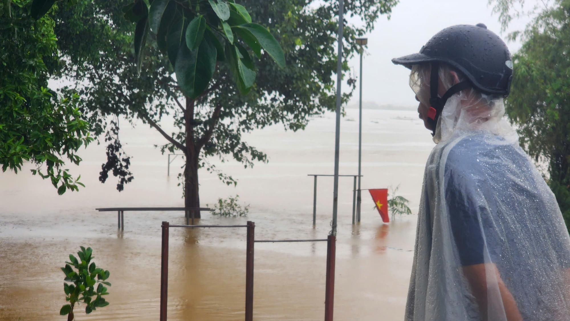 Trung tâm Dự báo Khí tượng Thủy văn Quốc gia đã phát đi bản tin thông báo lũ trên sông Hồng ở thành phố Hà Nội, theo đó, mực nước sông Hồng đang lên nhanh. Lúc 6 giờ ngày 11/9, mực nước trên sông Hồng tại Hà Nội 10,78m, trên báo động 2 0,28m. Trung tâm Dự báo Khí tượng Thủy văn Quốc gia đã phát đi bản tin thông báo lũ trên sông Hồng ở thành phố Hà Nội, theo đó, mực nước sông Hồng đang lên nhanh. Lúc 6 giờ ngày 11/9, mực nước trên sông Hồng tại Hà Nội 10,78m, trên báo động 2 0,28m.