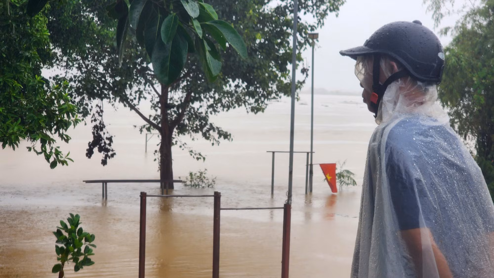 Trung tâm Dự báo Khí tượng Thủy văn Quốc gia đã phát đi bản tin thông báo lũ trên sông Hồng ở thành phố Hà Nội, theo đó, mực nước sông Hồng đang lên nhanh. Lúc 6 giờ ngày 11/9, mực nước trên sông Hồng tại Hà Nội 10,78m, trên báo động 2 0,28m.