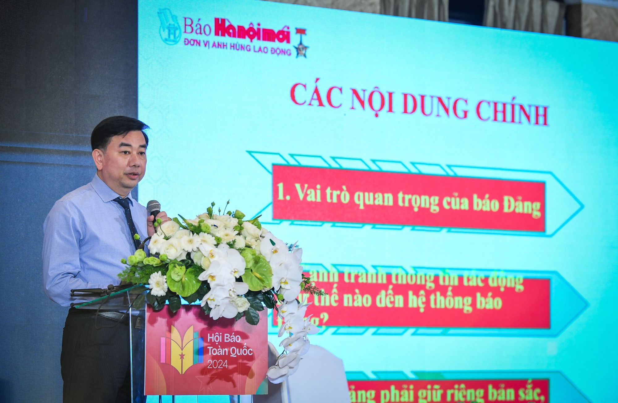 Nhà báo Nguyễn Minh Đức, Tổng Biên tập Báo Hà Nội mới, trình bày tham luận. Nhà báo Nguyễn Minh Đức, Tổng Biên tập Báo Hà Nội mới, trình bày tham luận.