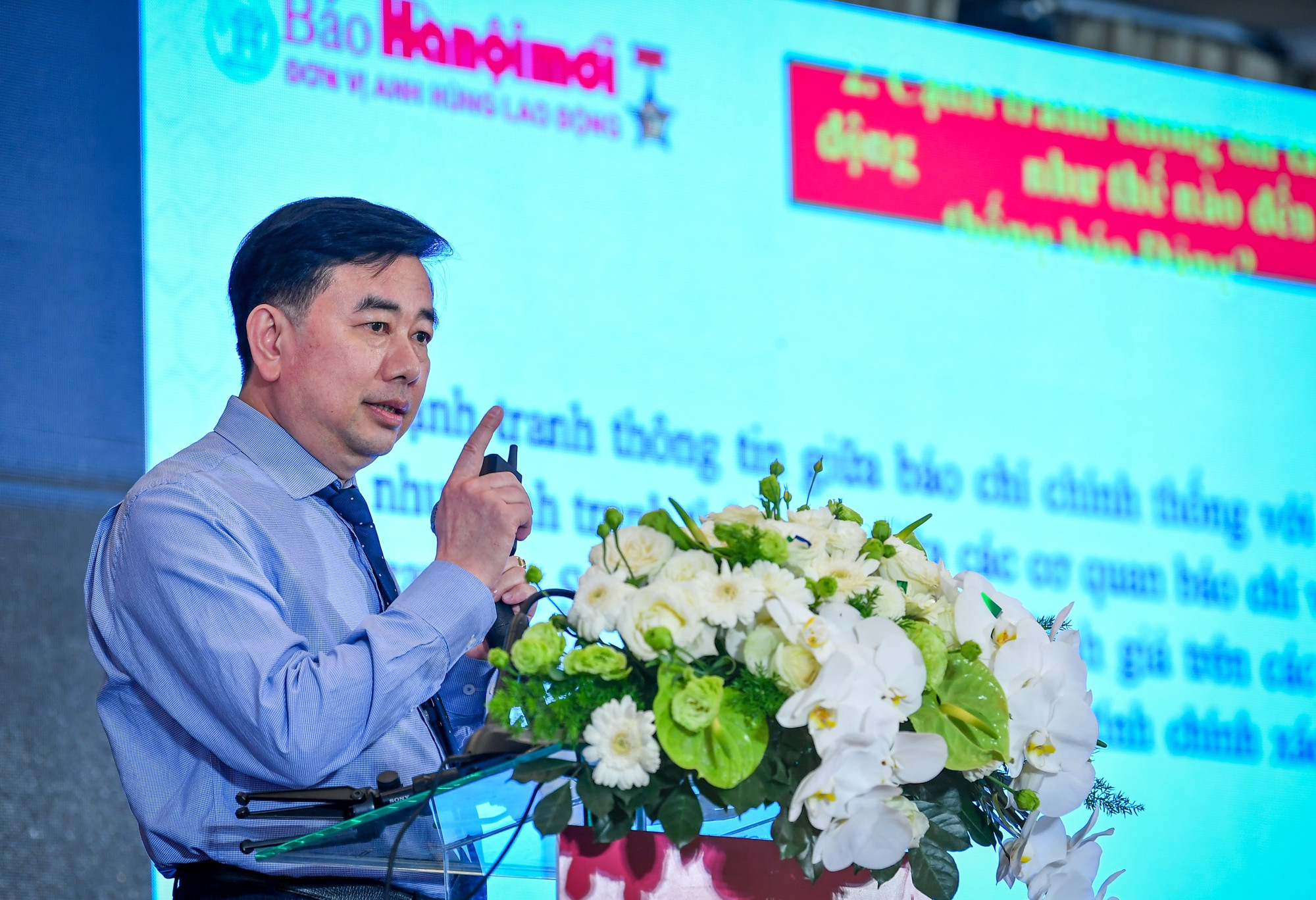 Nhà báo Nguyễn Minh Đức đưa ra nhiều kiến giải trong tham luận Tính định hướng và cạnh tranh thông tin của báo chí tác động như thế nào đến thông tin trên báo Đảng và người làm báo Đảng. Nhà báo Nguyễn Minh Đức đưa ra nhiều kiến giải trong tham luận Tính định hướng và cạnh tranh thông tin của báo chí tác động như thế nào đến thông tin trên báo Đảng và người làm báo Đảng.