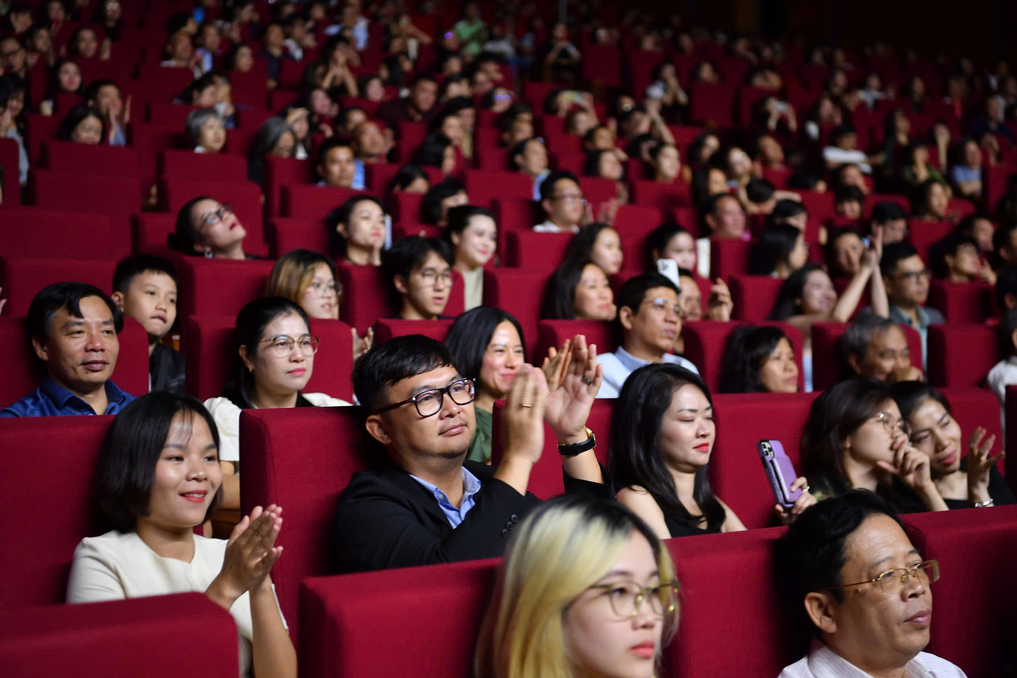 Khán giả được chìm đắm trong không gian âm nhạc vừa da diết, vừa sôi động của Bond Live In Vietnam.