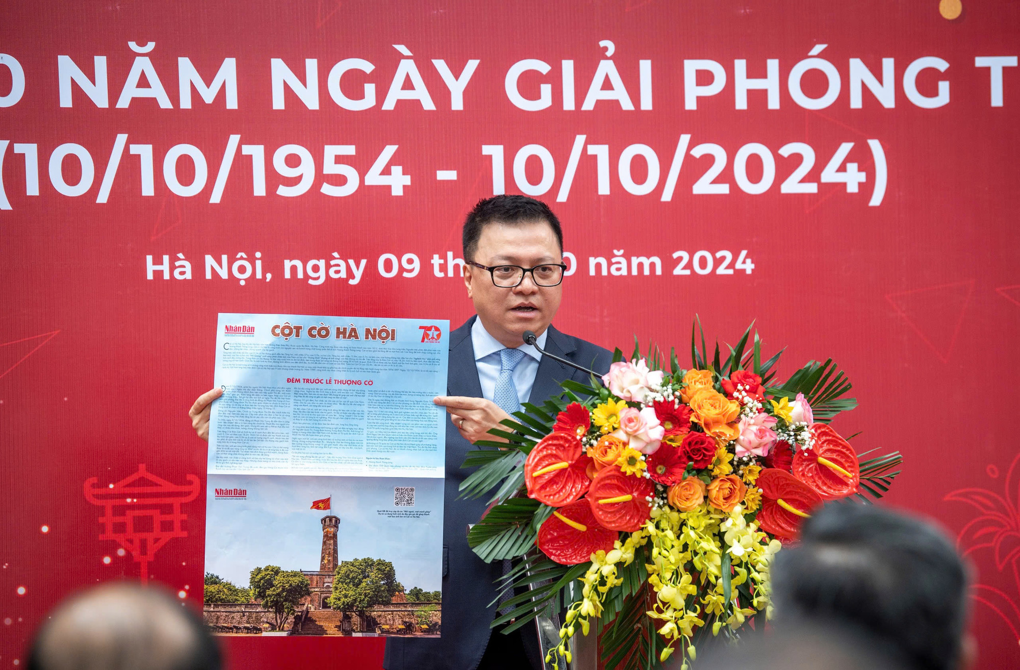 Đồng chí Lê Quốc Minh giới thiệu về Phụ san đặc biệt gồm một trang nội dung về Cột cờ Hà Nội trên Báo Nhân Dân hằng ngày số ra ngày 10/10/2024.