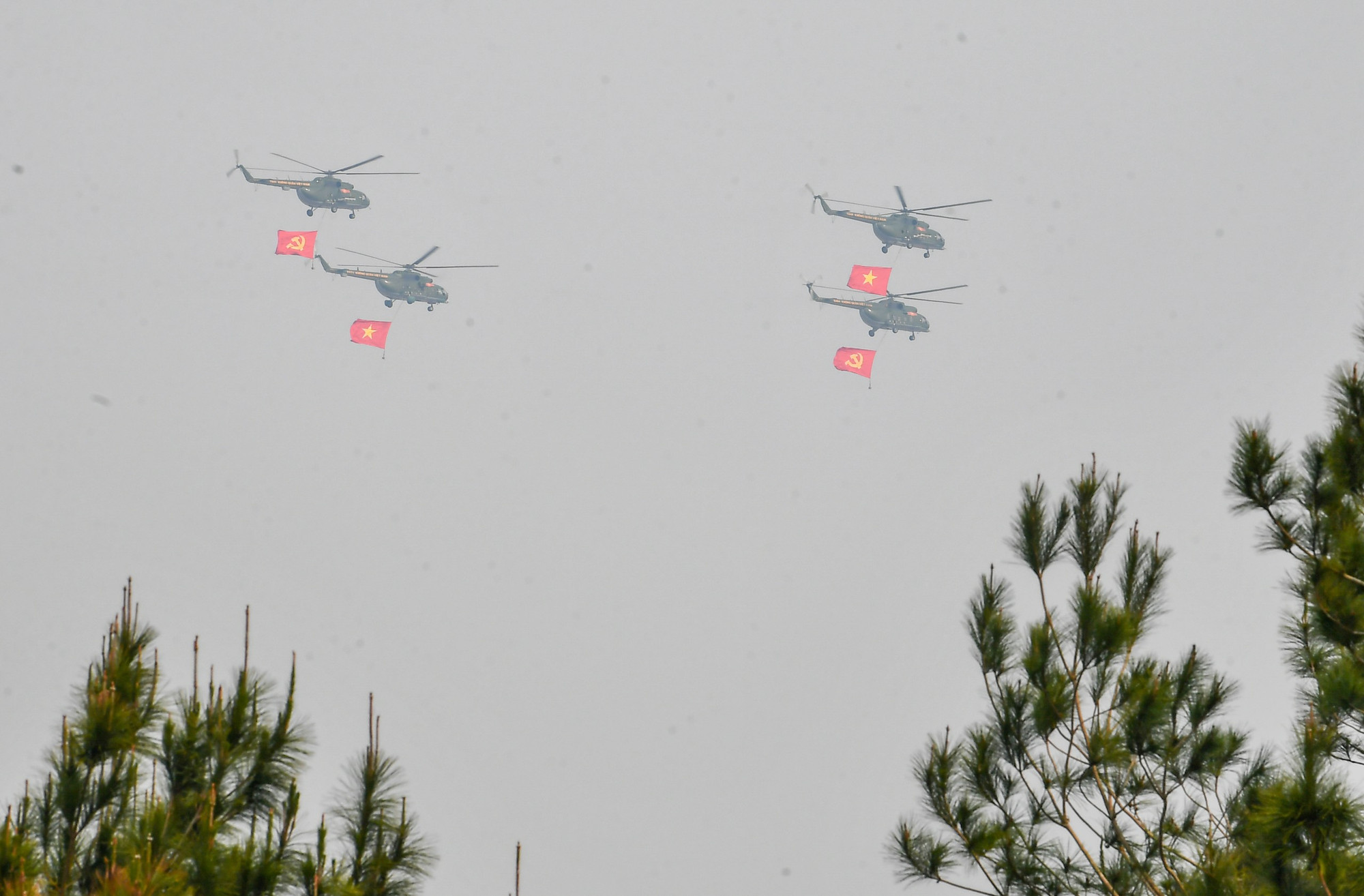 Máy bay mang cờ Đảng, cờ Tổ quốc bay cao trên bầu trời thành phố Điện Biên Phủ. Máy bay mang cờ Đảng, cờ Tổ quốc bay cao trên bầu trời thành phố Điện Biên Phủ.