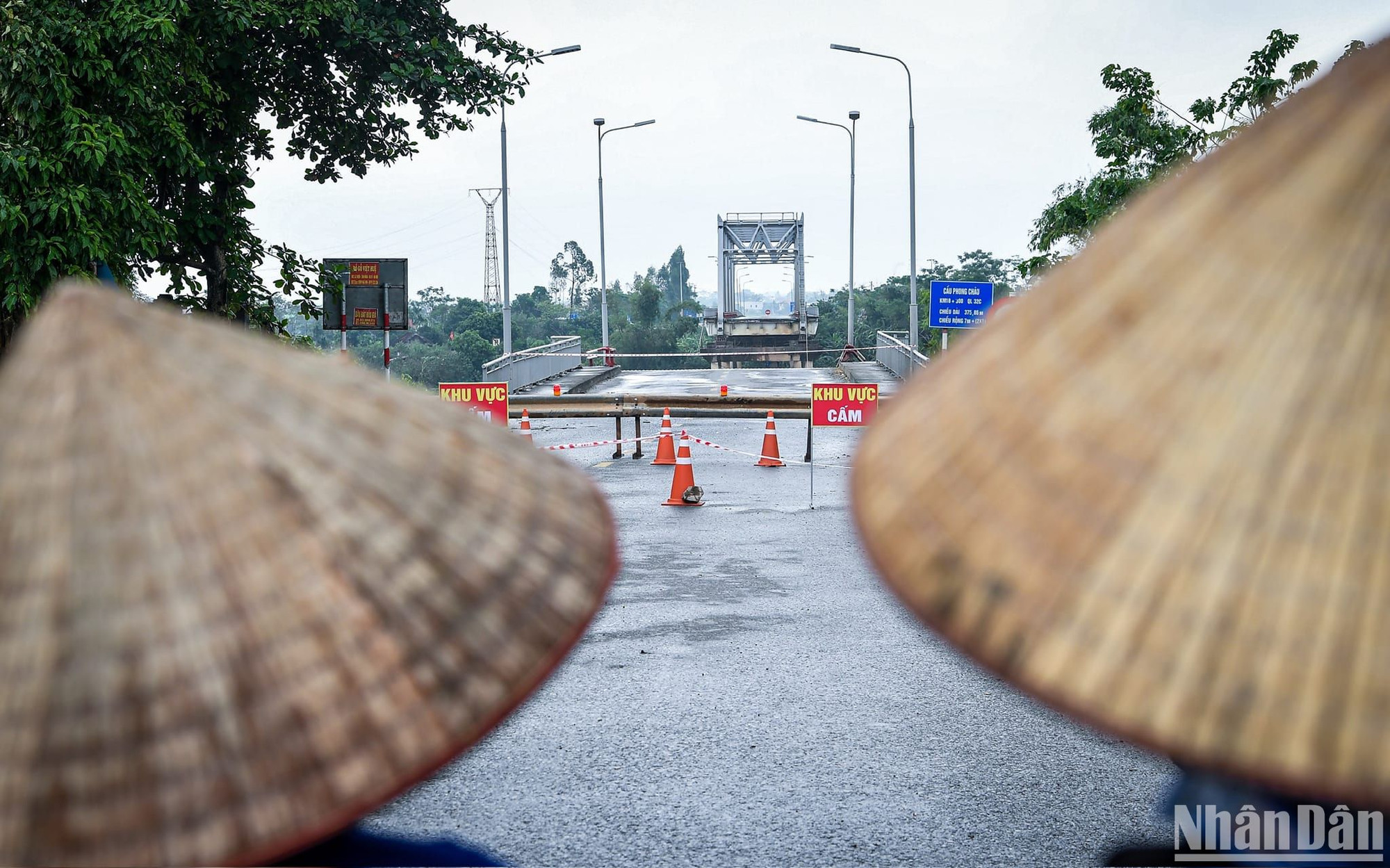 Thông tin giả trên mạng xã hội dễ gây tổn thương cho người tiếp nhận, đặc biệt trong những bối cảnh thảm họa xảy ra. Trong ảnh, người thân các nạn nhân vụ sập cầu Phong Châu ngóng tin tức người thân.