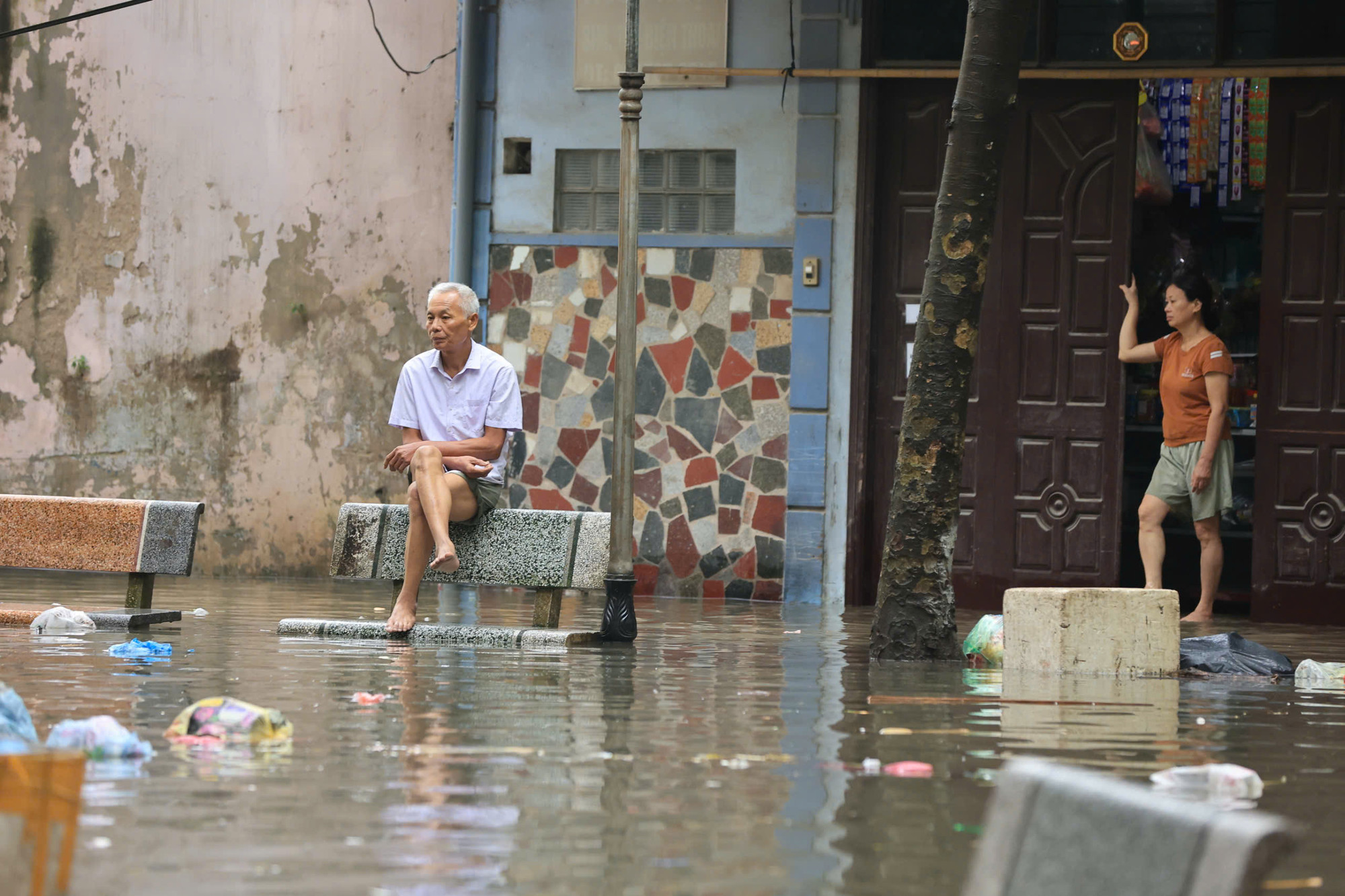 Mực nước dâng cao mấp mé nhà dân...