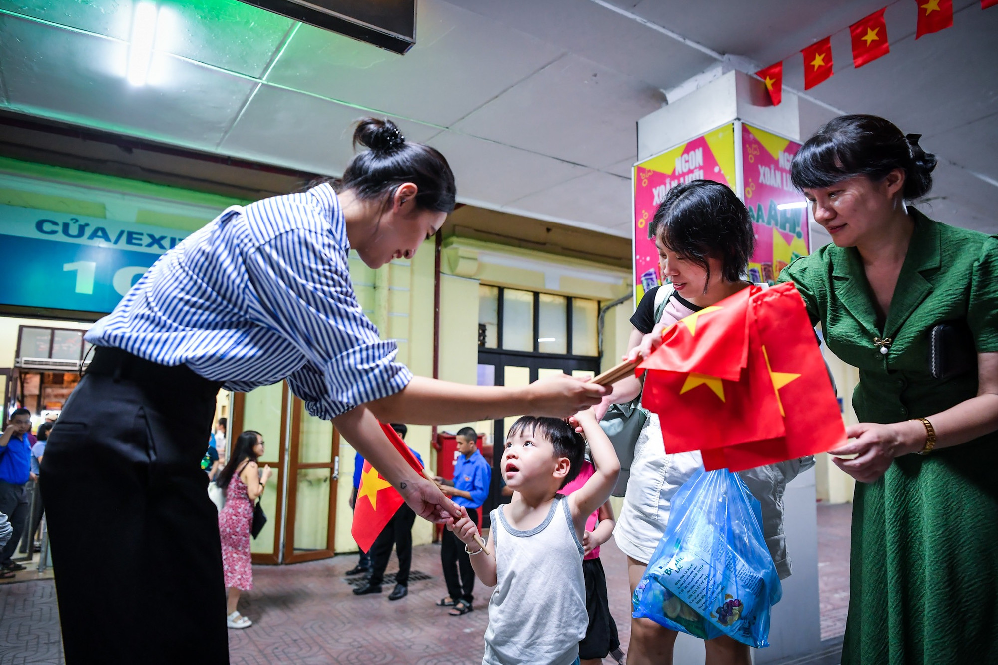 Những hành khách có mặt tại ga Hà Nội được nhân viên ngành đường sắt tặng những lá Quốc kỳ nhỏ trước chuyến hành trình. Những hành khách có mặt tại ga Hà Nội được nhân viên ngành đường sắt tặng những lá Quốc kỳ nhỏ trước chuyến hành trình.