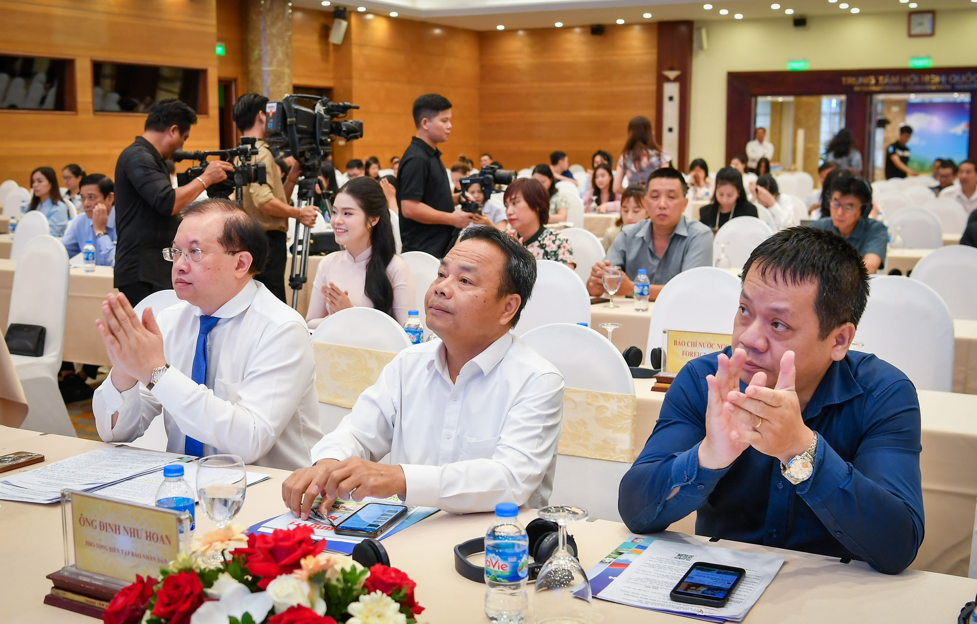 Đồng chí Đinh Như Hoan, Phó Tổng Biên tập Báo Nhân Dân tham dự buổi họp báo. Đồng chí Đinh Như Hoan, Phó Tổng Biên tập Báo Nhân Dân tham dự buổi họp báo.