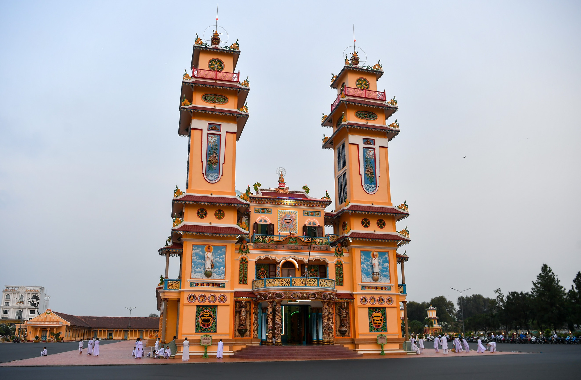 Đáng chú ý, trong suốt thời gian này, những người tham gia xây dựng công trình phải lập Hồng thệ (không lấy vợ, lấy chồng), nhằm giữ “tinh khiết” để tạo tác Tòa Thánh, một công trình được người theo đạo Cao Đài coi là Thiên ý (ý trời) hợp cùng Nhân lực (sức người) tác tạo nên. Đây là nơi thờ tự cấp trung ương của đạo Cao Đài, được gọi là Tổ Đình, bởi Tây Ninh được coi là vùng đất tổ của đạo. Theo giáo lý, đạo Cao Đài có tôn chỉ: Quy nguyên Tam giáo (hòa chung Khổng giáo, Đạo giáo, Phật giáo) và Phục nhất Ngũ chi (thống nhất 5 nhánh Nhân đạo, Thần đạo, Thánh đạo, Tiên đạo và Phật đạo). Đáng chú ý, trong suốt thời gian này, những người tham gia xây dựng công trình phải lập Hồng thệ (không lấy vợ, lấy chồng), nhằm giữ “tinh khiết” để tạo tác Tòa Thánh, một công trình được người theo đạo Cao Đài coi là Thiên ý (ý trời) hợp cùng Nhân lực (sức người) tác tạo nên. Đây là nơi thờ tự cấp trung ương của đạo Cao Đài, được gọi là Tổ Đình, bởi Tây Ninh được coi là vùng đất tổ của đạo. Theo giáo lý, đạo Cao Đài có tôn chỉ: Quy nguyên Tam giáo (hòa chung Khổng giáo, Đạo giáo, Phật giáo) và Phục nhất Ngũ chi (thống nhất 5 nhánh Nhân đạo, Thần đạo, Thánh đạo, Tiên đạo và Phật đạo).