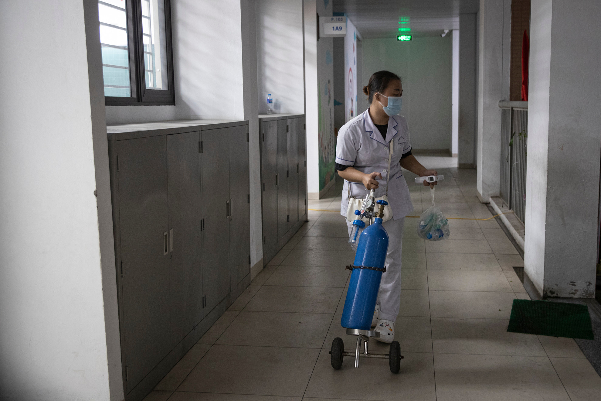 Bên cạnh đó, đội ngũ y tế cũng chuẩn bị sẵn bình ô-xy, các thiết bị cần thiết khác để hỗ trợ người già yếu, mắc bệnh... Bên cạnh đó, đội ngũ y tế cũng chuẩn bị sẵn bình ô-xy, các thiết bị cần thiết khác để hỗ trợ người già yếu, mắc bệnh...