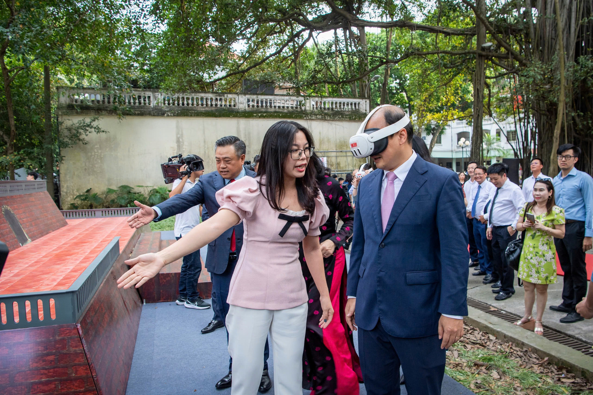 Các đại biểu trải nghiệm Triển lãm tương tác Cột cờ Hà Nội.