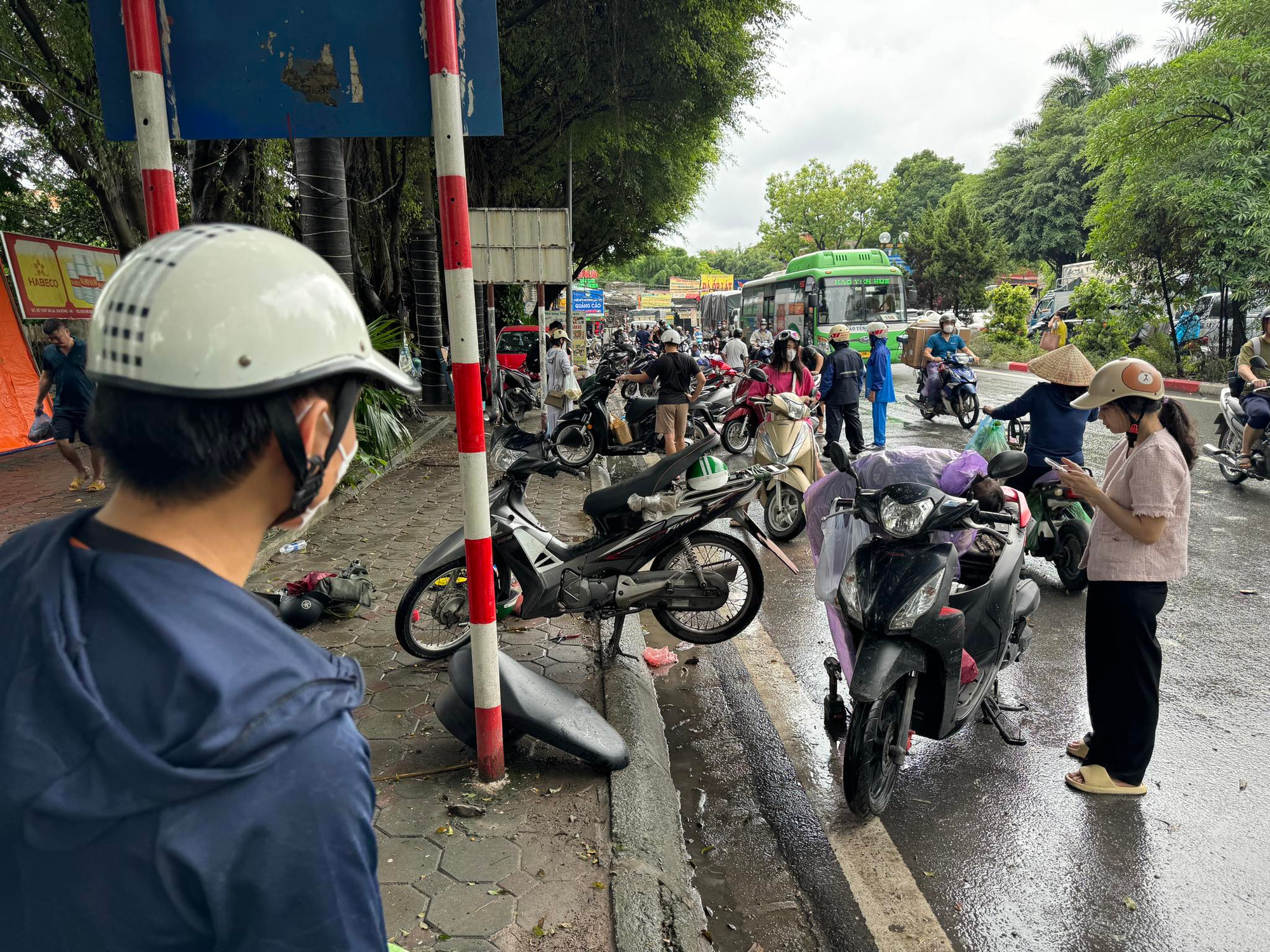 Xe chết máy la liệt tại gần cây xăng gần Bệnh viện 103, Hà Đông.