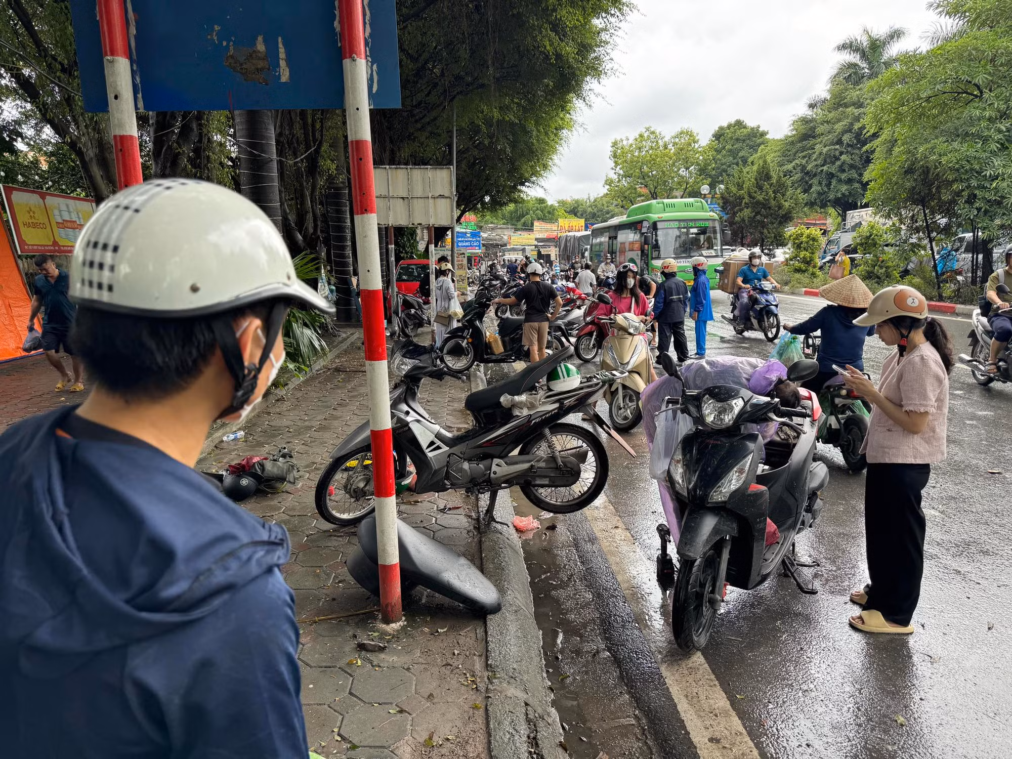Xe chết máy la liệt tại gần cây xăng gần Bệnh viện 103, Hà Đông.
