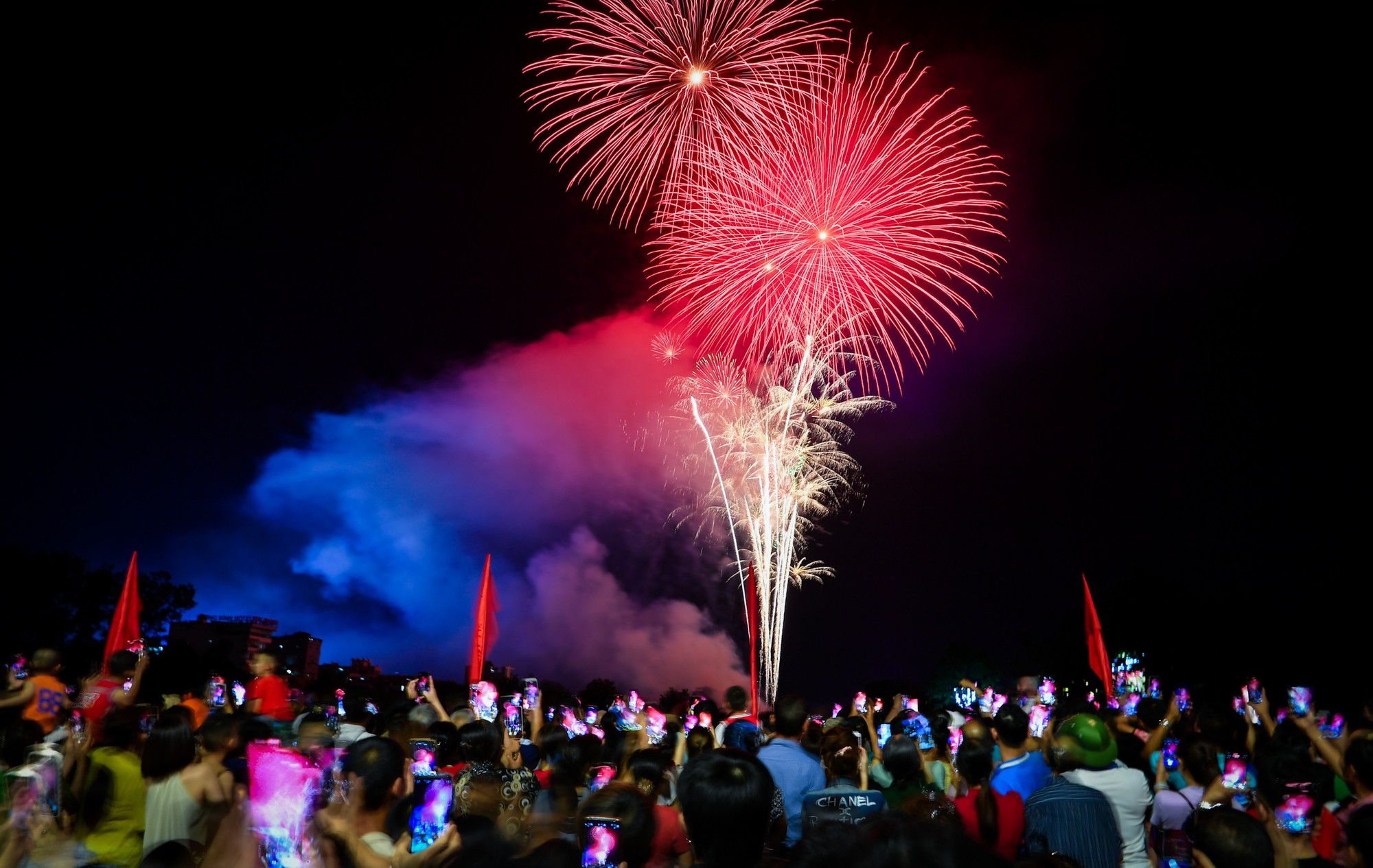 Pháo hoa trên nền trời thành phố Điện Biên Phủ như biểu tượng cho khát vọng hòa bình, thịnh vượng, hướng tới tương lai.