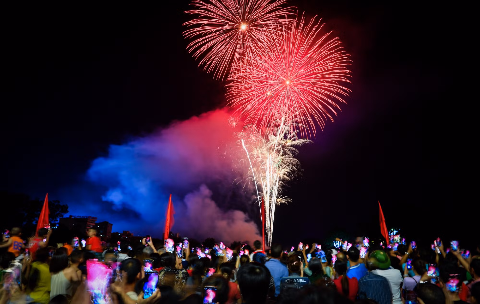 Pháo hoa trên nền trời thành phố Điện Biên Phủ như biểu tượng cho khát vọng hòa bình, thịnh vượng, hướng tới tương lai.