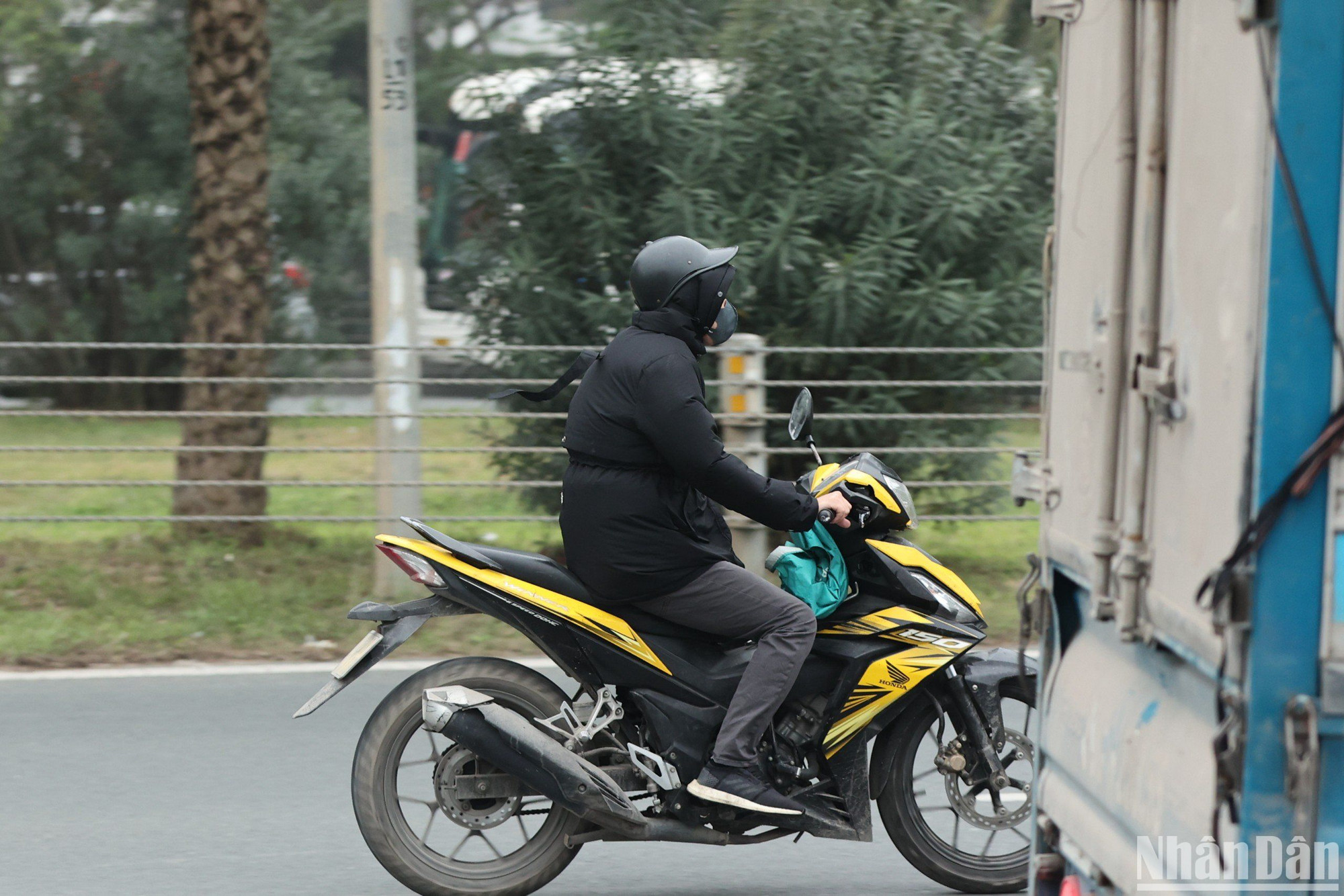 [Ảnh] Hàng loạt xe máy ngang nhiên đi vào Đại lộ Thăng Long ảnh 7