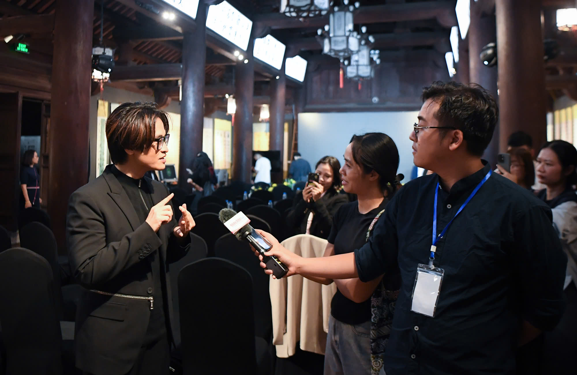 Ca sĩ Hà Anh Tuấn - Thành viên Ban Giám khảo Giải thưởng Hành động vì Cộng đồng 2024 trao đổi với phóng viên Báo Nhân Dân trong Vòng chấm chung kết. Ca sĩ Hà Anh Tuấn - Thành viên Ban Giám khảo Giải thưởng Hành động vì Cộng đồng 2024 trao đổi với phóng viên Báo Nhân Dân trong Vòng chấm chung kết.