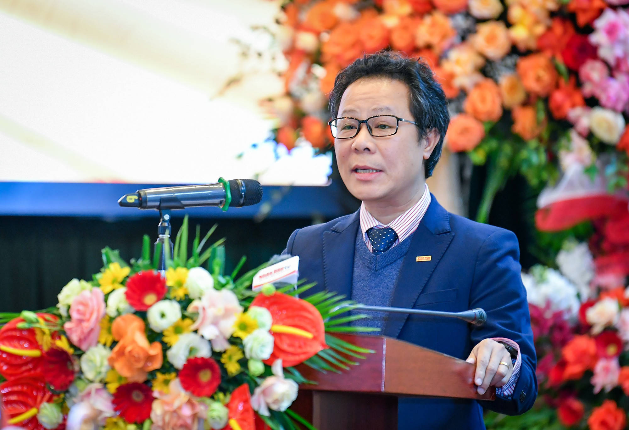 Đồng chí Vũ Mai Hoàng, Trưởng Ban Nhân Dân cuối tuần trình bày về chặng đường phát triển của báo Nhân Dân cuối tuần tại lễ kỷ niệm. Đồng chí Vũ Mai Hoàng, Trưởng Ban Nhân Dân cuối tuần trình bày về chặng đường phát triển của báo Nhân Dân cuối tuần tại lễ kỷ niệm.