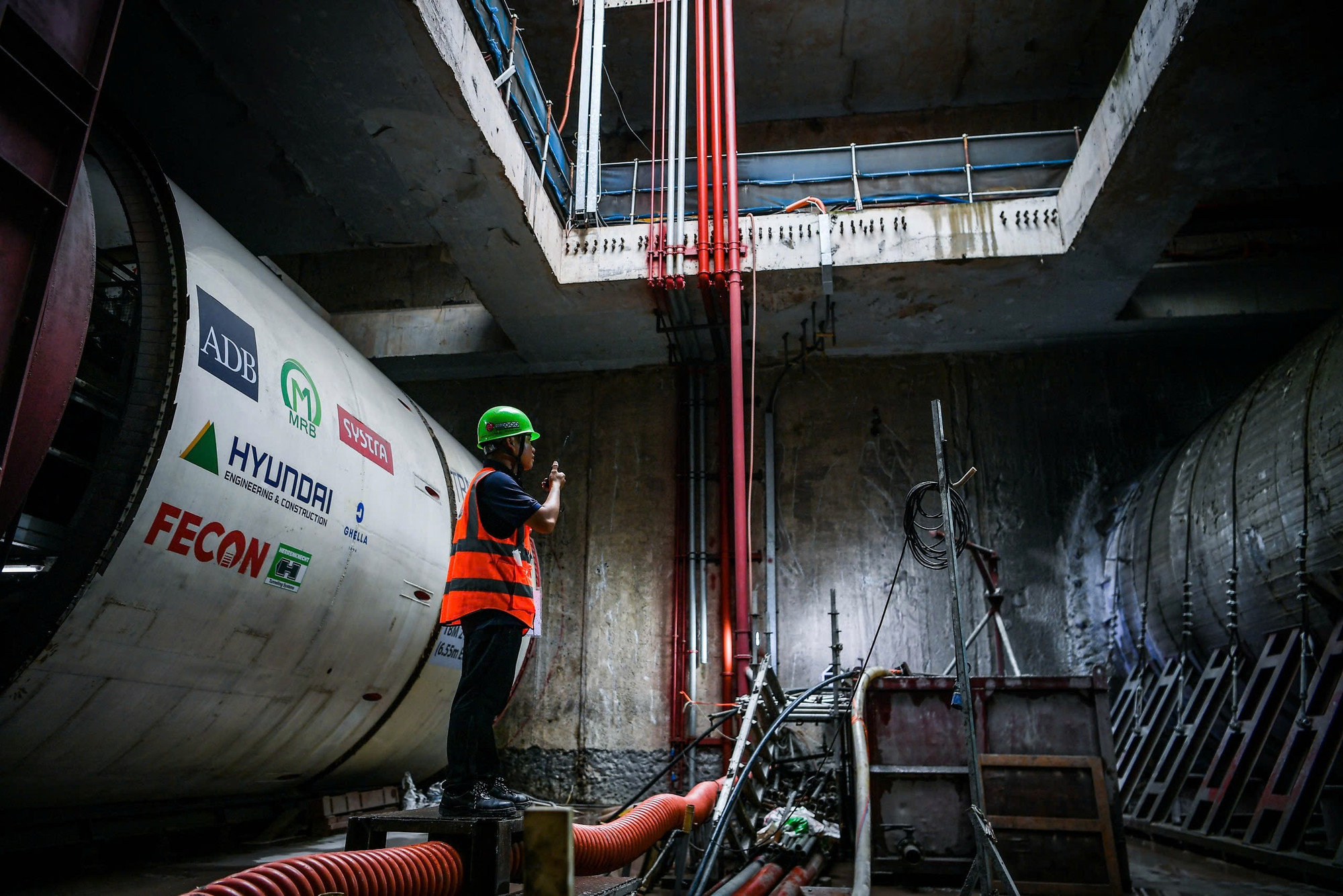 Phía sau lưng nam kỹ sư là robot TBM2 có tên là Táo Bạo.