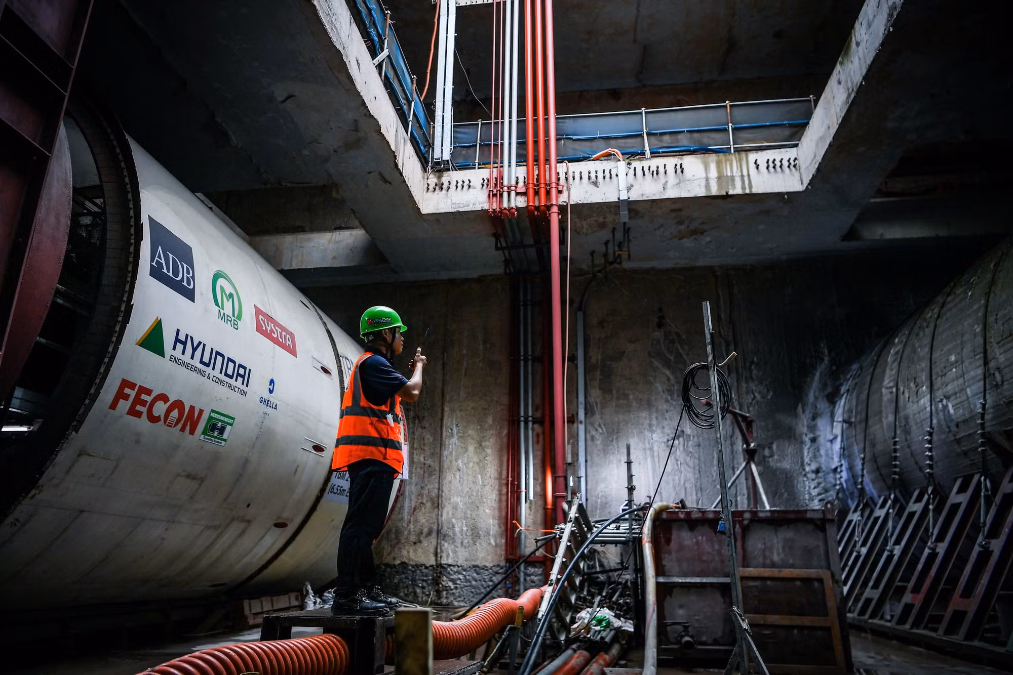 Phía sau lưng nam kỹ sư là robot TBM2 có tên là Táo Bạo.