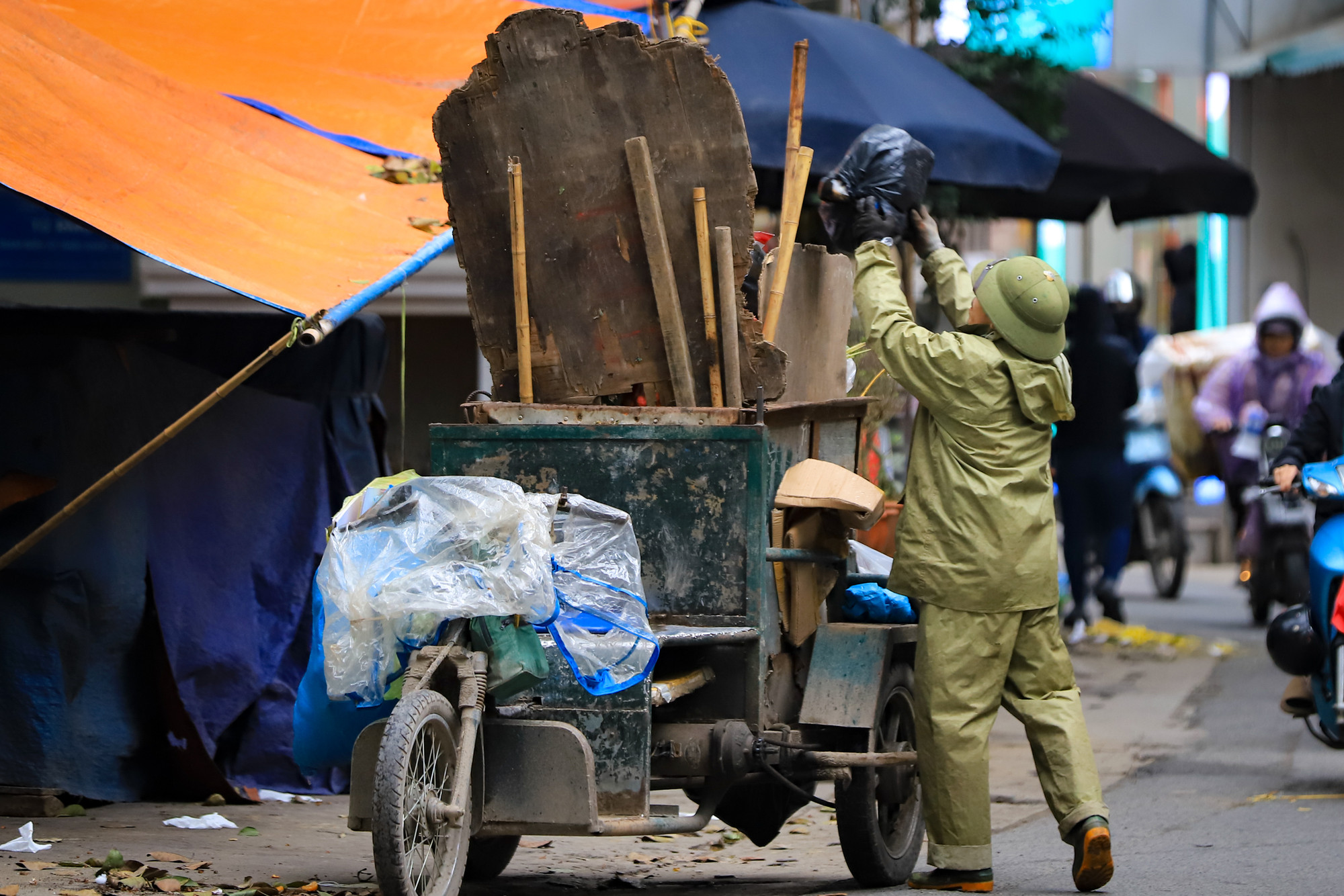 Công nhân vệ sinh cần mẫn làm việc dưới cái rét dưới 10 độ C tại khu vực Tân Triều (Thanh Trì, Hà Nội).